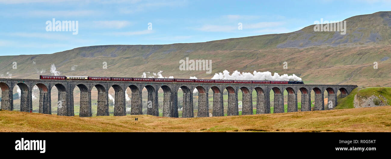 Transportados en trenes de vapor preservadas Ribblehead viaducto en la línea ferroviaria de resolver & Carlisle, Yorkshire Dales National Park, en el norte de Inglaterra, Reino Unido. Foto de stock