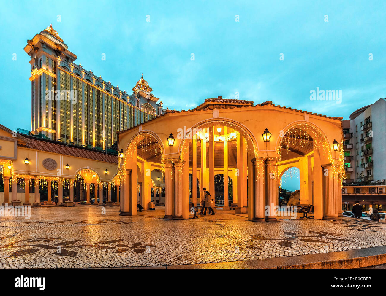 Macao, China - Enero 24, 2016: Está situado en el centro de la ciudad de Macao, antigua aldea de Vila da Taipa es una muestra de arquitectura portuguesa. Pavi iluminada Foto de stock