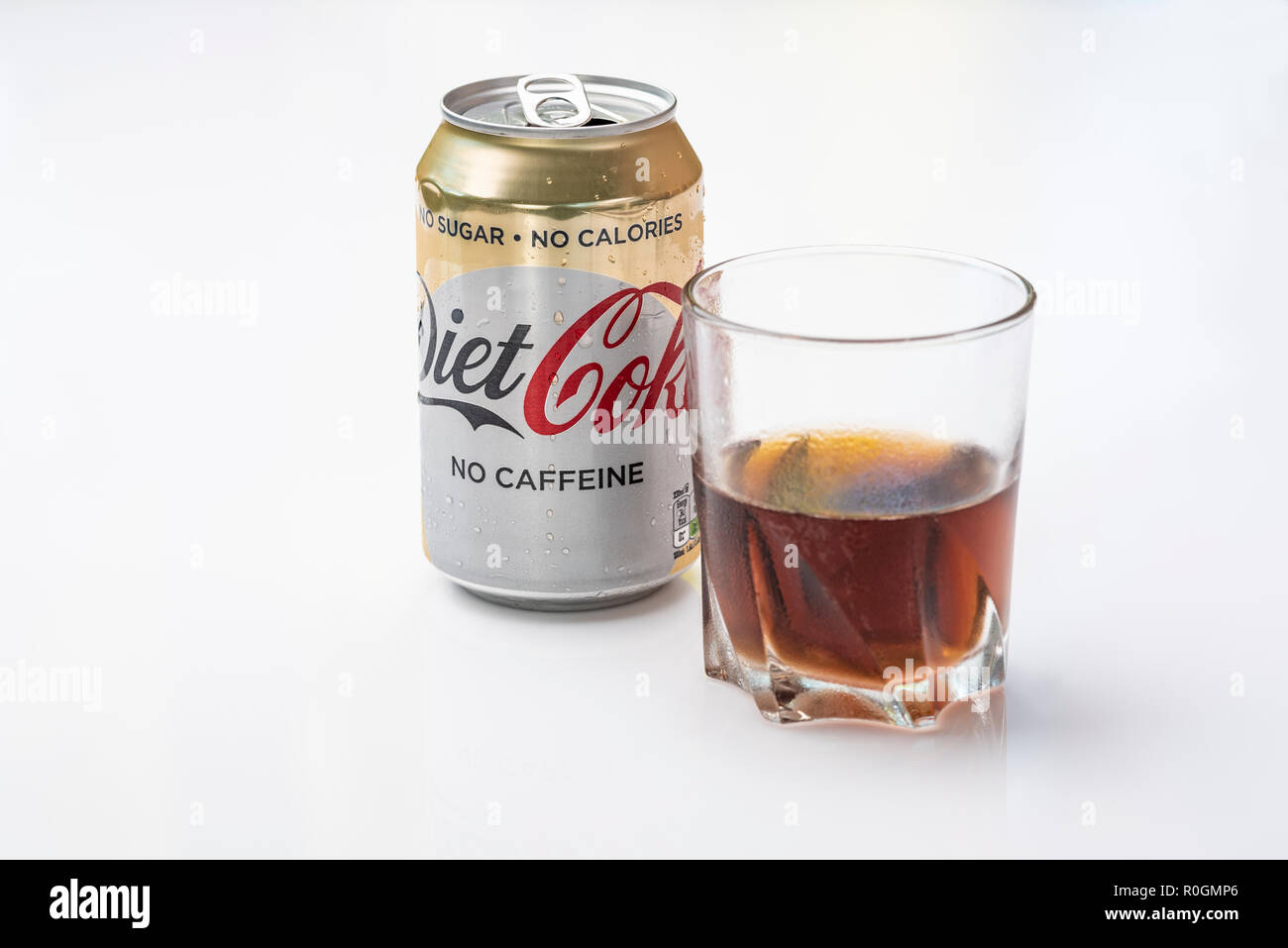 Whiskey y diet Coke. Cola con un vaso de whiskey. Foto de stock