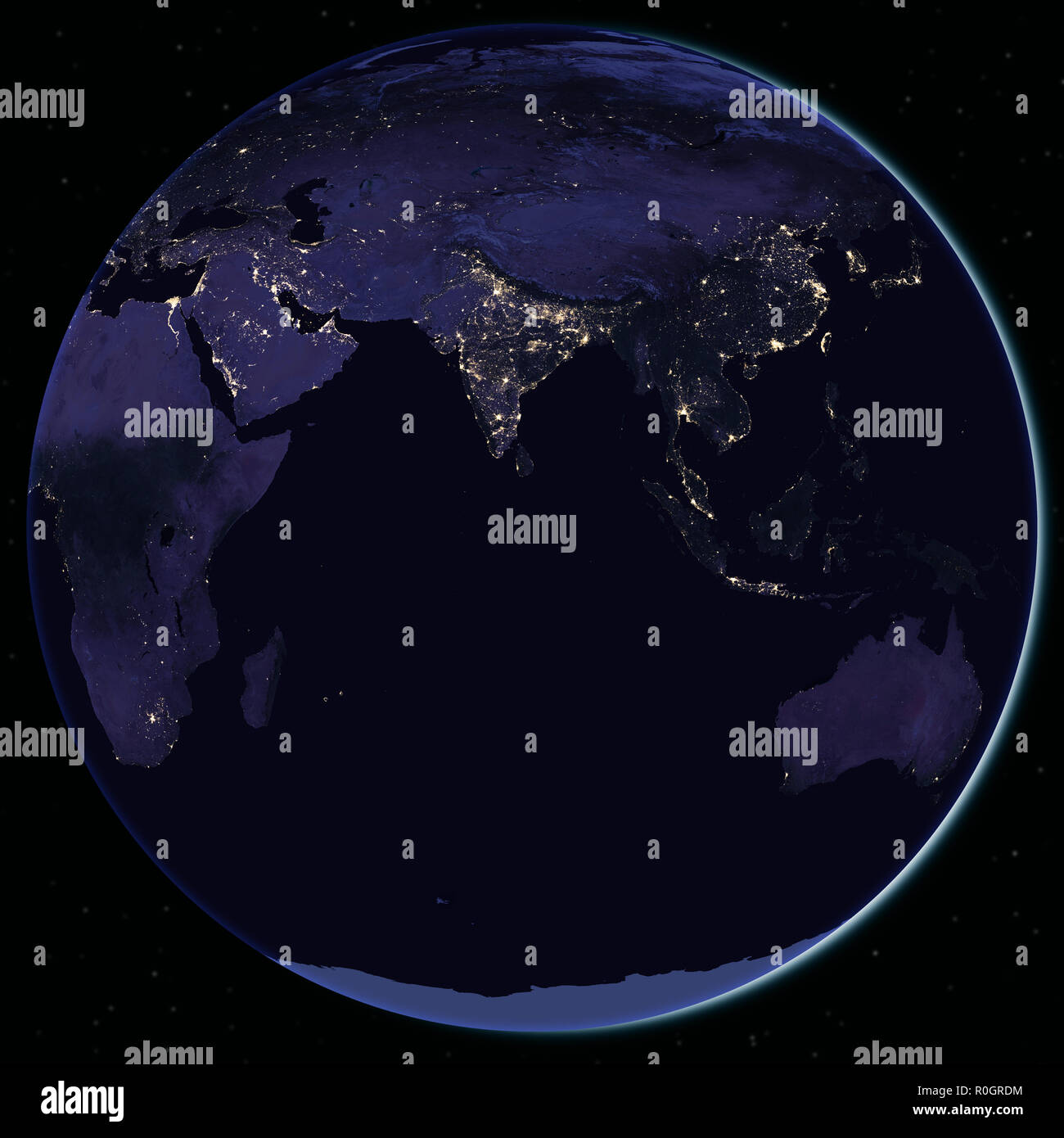 El Medio Oriente y el Sudeste de Asia durante la noche se ve desde el espacio - Elementos de esta imagen proporcionada por la NASA Foto de stock