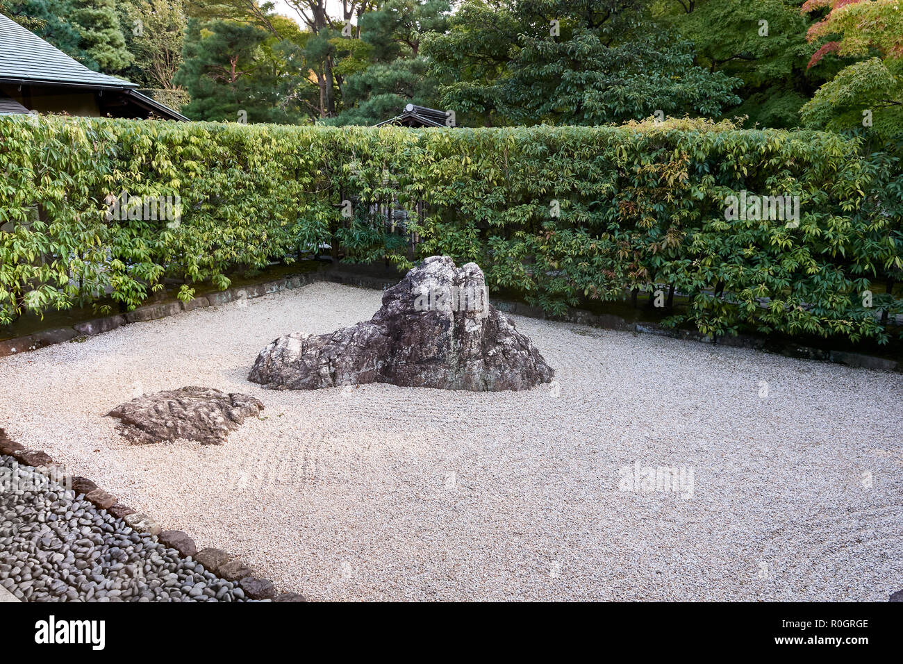Shirotori Zen jardín de rocas en el parque, Nagoya. Foto de stock