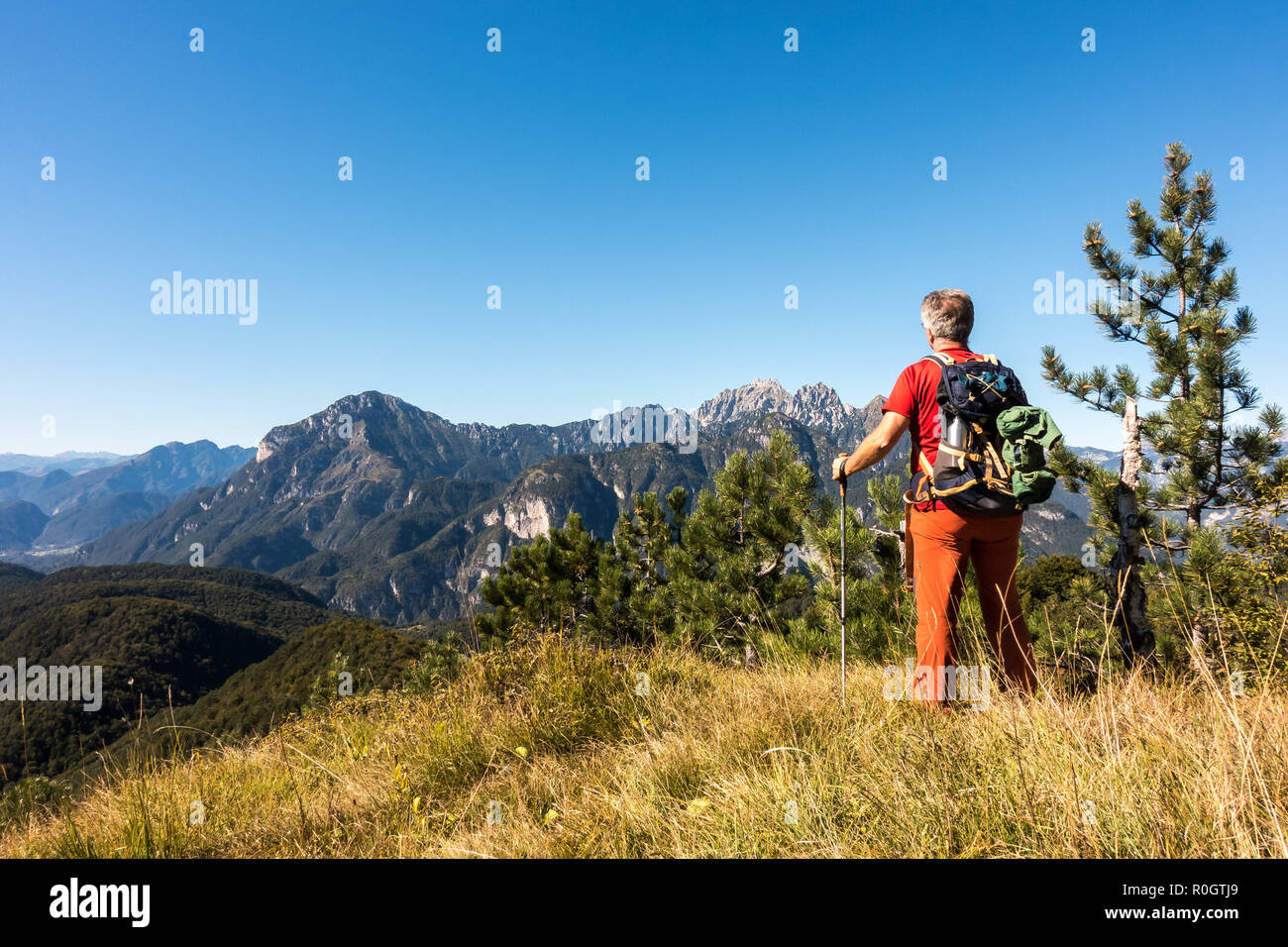 El hombre caminante se admira el paisaje de las montañas range. Foto de stock