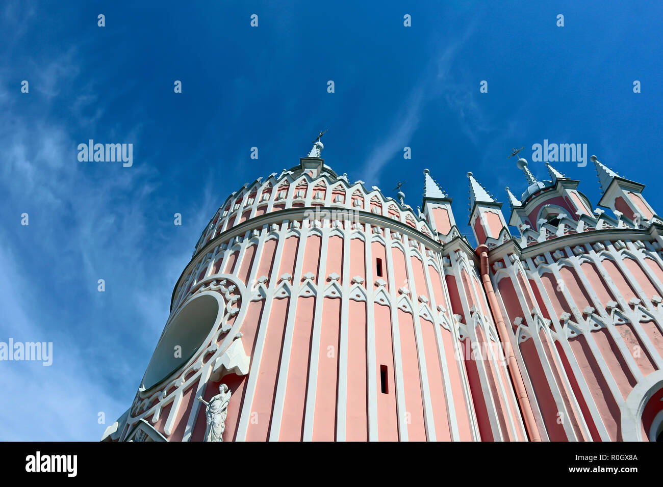 Iglesia de San Juan Bautista (iglesia Chesme) en San Petersburgo, Rusia, vista inferior contra el cielo azul Foto de stock