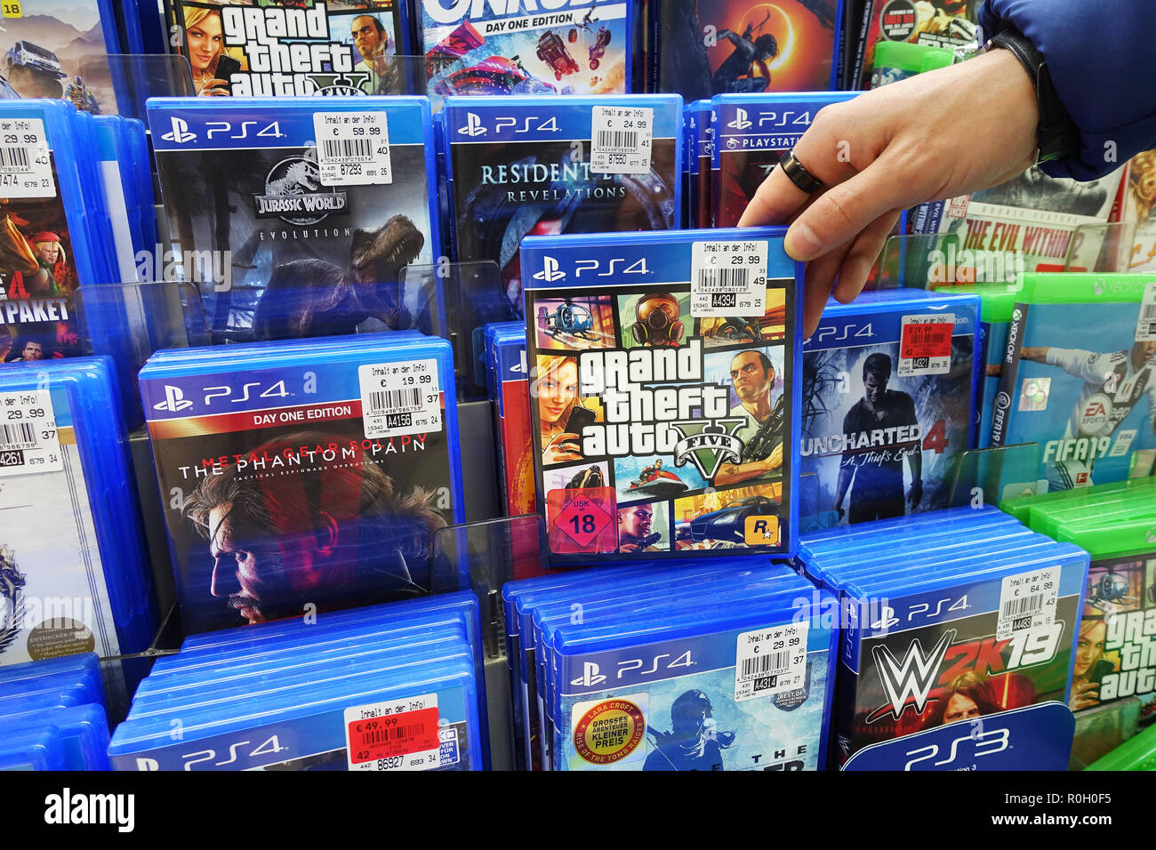 Tienda llena con PlayStation 4 juegos para el hogar consola de video juego. Foto de stock