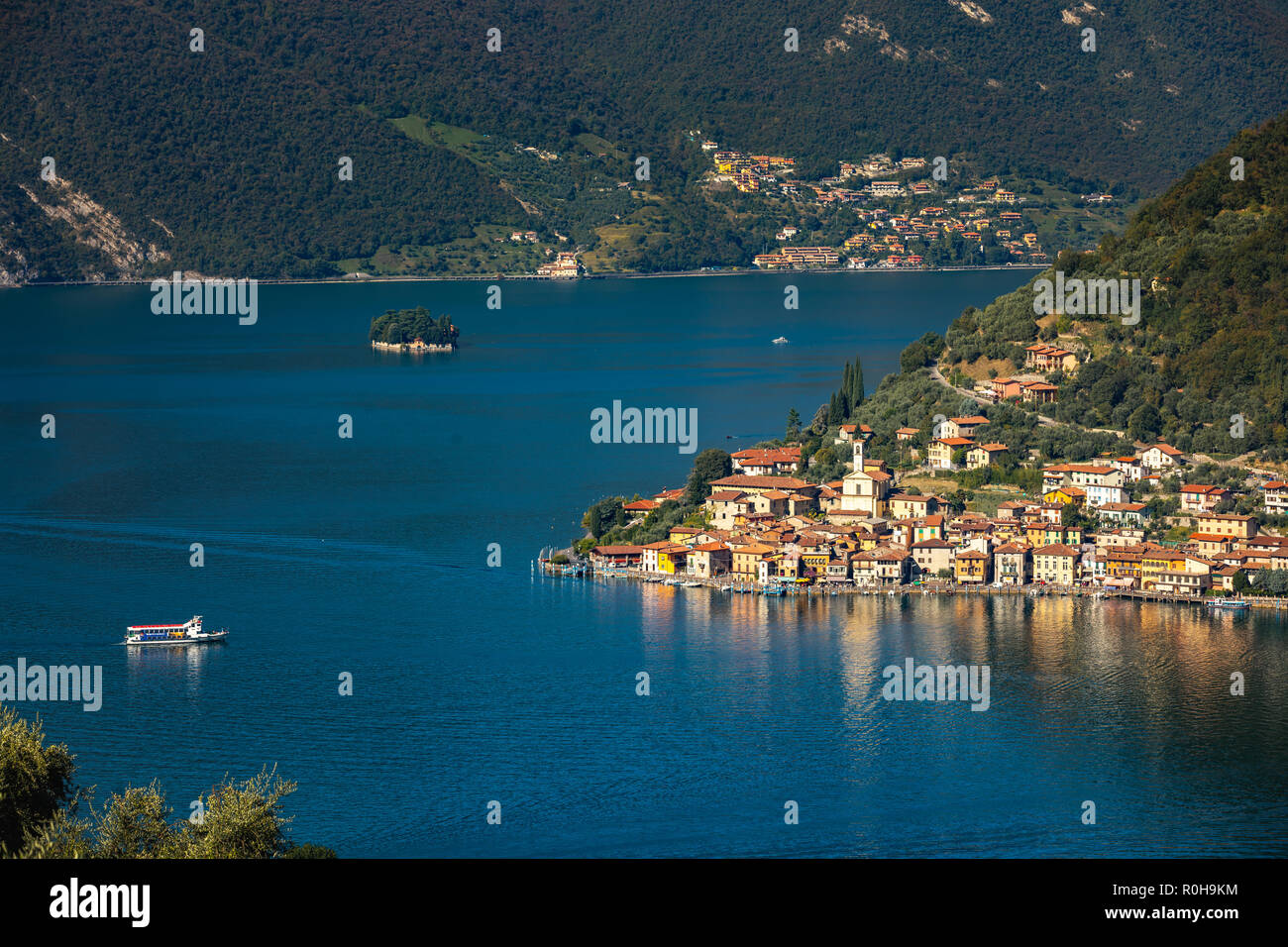 Peschiera Maraglio, el lago de Iseo, Italia Foto de stock