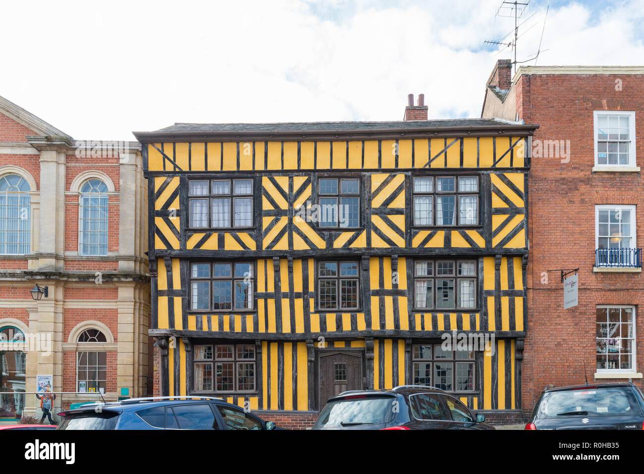 Entramado de madera del histórico casa de tres pisos pintado de amarillo ocre y negro en Broad Street, Ludlow, Shropshire construido para Salweys de Richards Castle Foto de stock