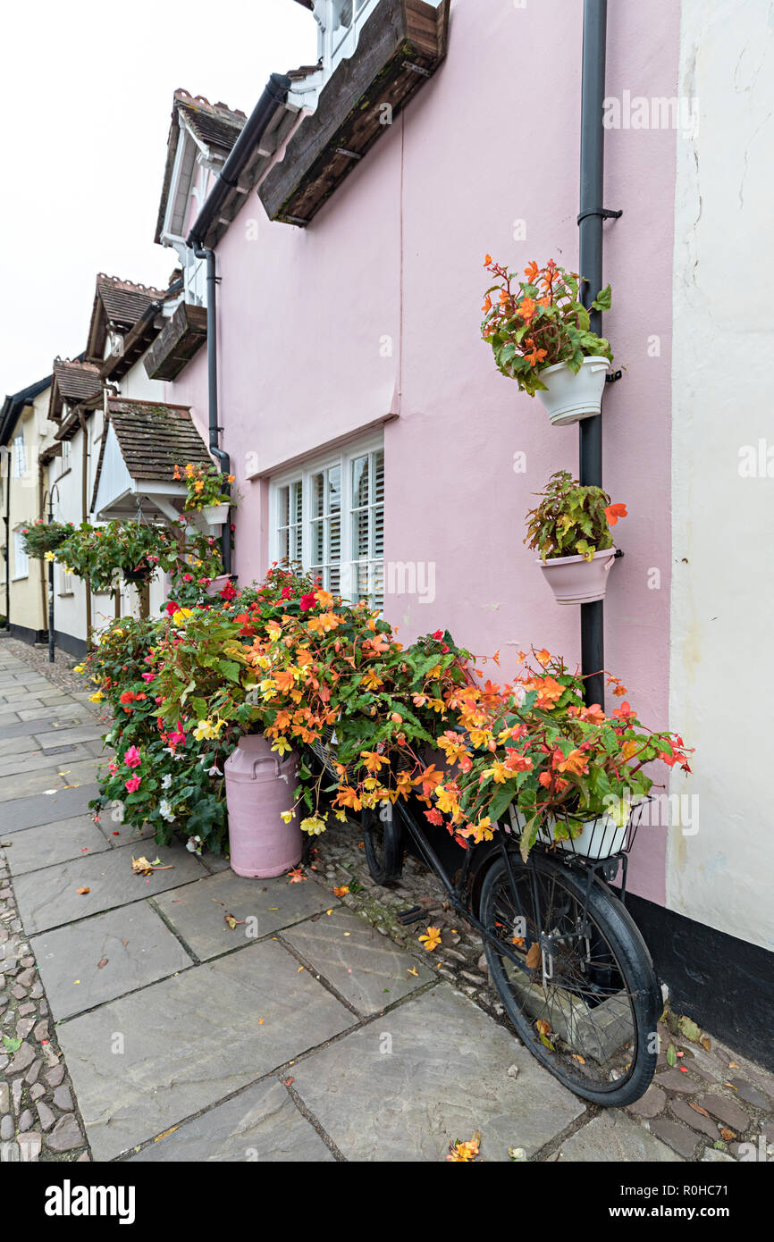 Bicicleta usó como flor de la sembradora, Dunster, Somerset, Reino Unido Foto de stock