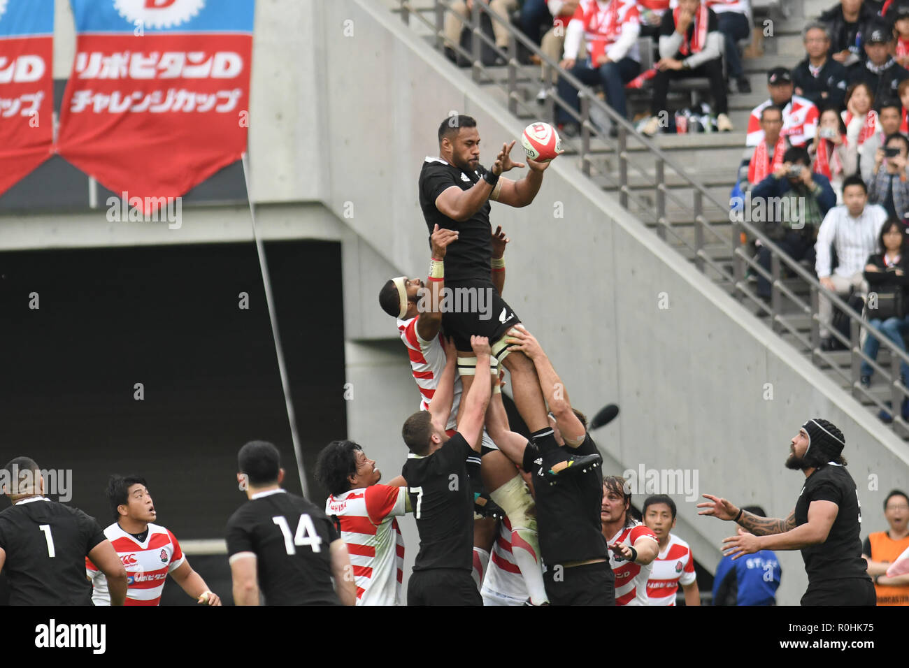 Patrick Tuipulotu de Nueva Zelanda lucha por la pelota en un line-out durante el Rugby test match entre Japón y Nueva Zelanda en el estadio de Ajinomoto en Tokio, Japón, el 3 de noviembre de 2018. (Foto por AFLO) Foto de stock
