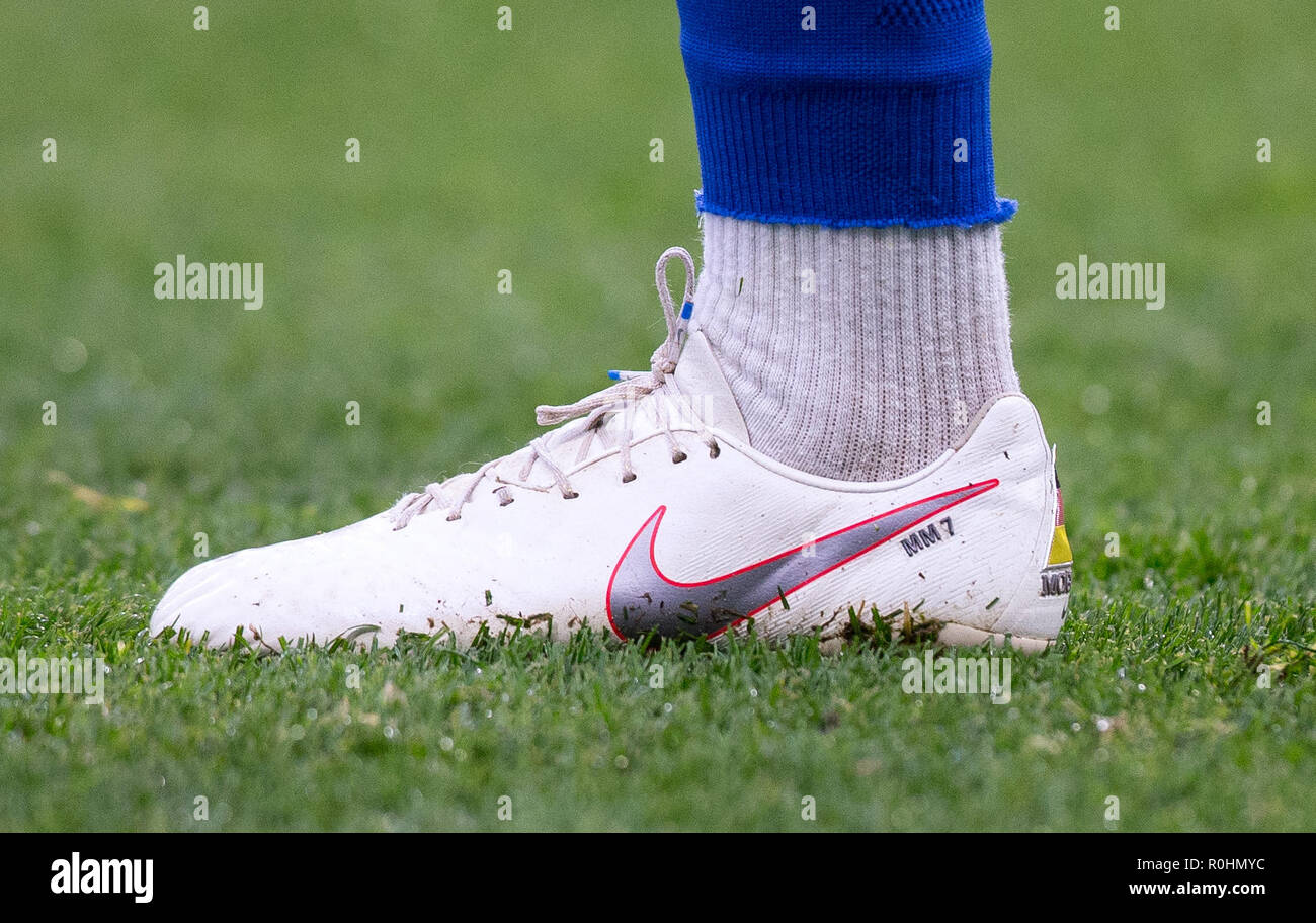 Stamford Bridge, Londres, Reino Unido. 4 nov 2018. botas de fútbol Nike magista de Max Meyer de Crystal Palace MM7 diseño alemán durante la Premier League entre el Chelsea