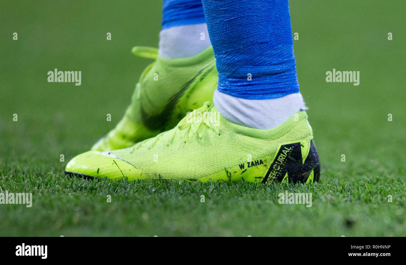 Stamford Bridge, Londres, Reino Unido. 4 nov 2018. Las botas de fútbol Nike  Mercurial de Wilfried Zaha de Crystal Palace durante la Premier League  entre el Chelsea y el Crystal Palace en