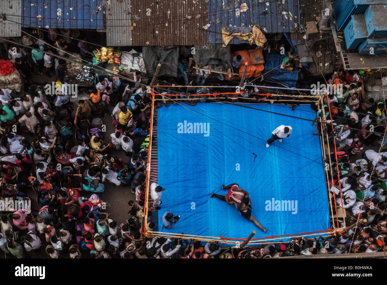 (181105) -- Kolkata (India), el 5 de noviembre de 2018, (Xinhua) -- Los luchadores compiten durante una competencia de calle para popularizar el deporte en Kolkata, India el 5 de noviembre, 2018. Una vez lucha real nacional de deporte, en los últimos tiempos, debido a la falta de patrocinadores, se enfrenta a tiempos difíciles y su popularidad va en descenso. (Xinhua Foto/Tumpa Mondal) Foto de stock