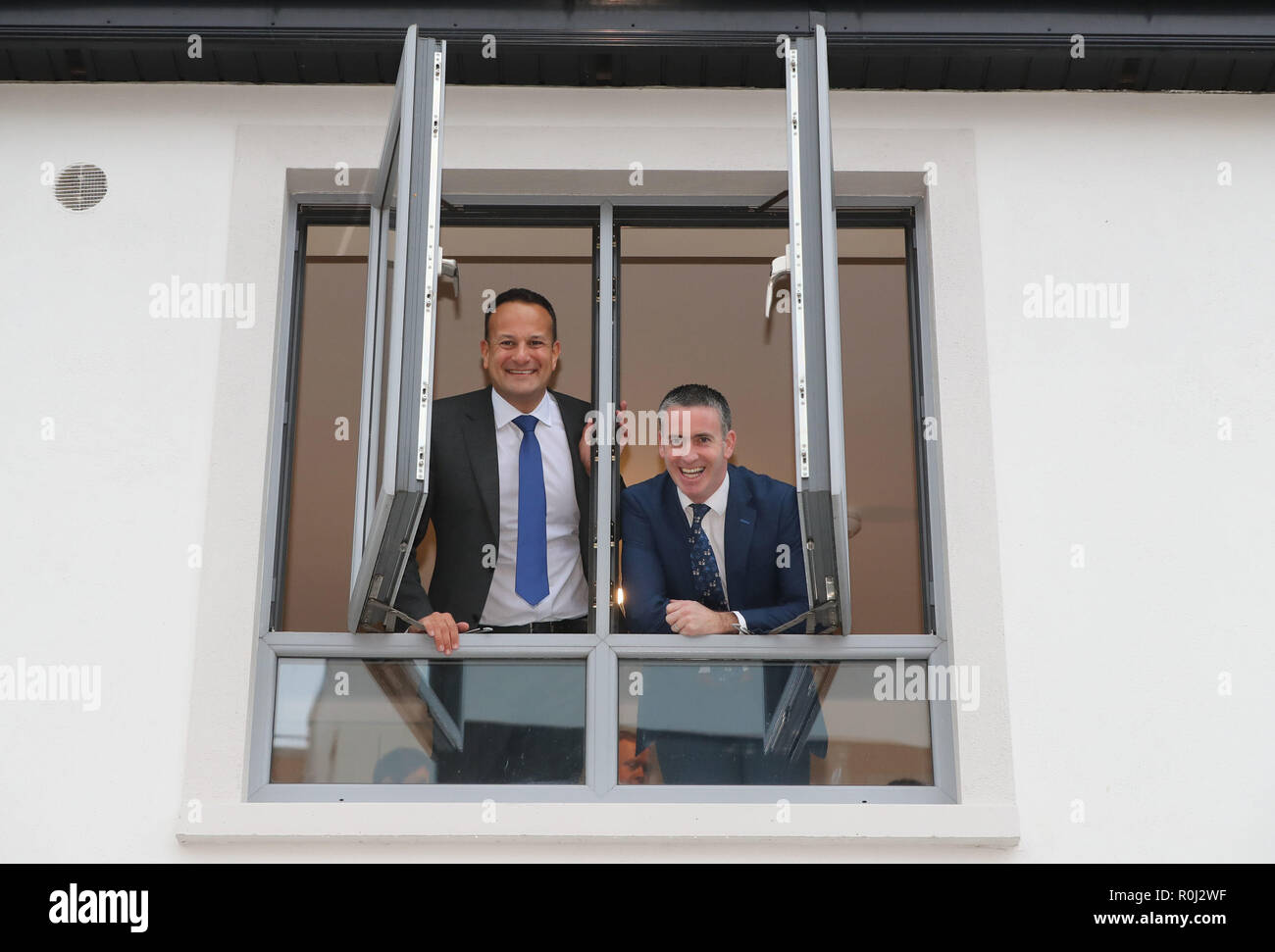 Leo Varadkar Taoisech (izquierda) y el Ministro de la vivienda, Damien Inglés Junior en la apertura de un nuevo desarrollo de viviendas por la Asociación de Vivienda Oaklee en Ballymun, Dublín. Foto de stock