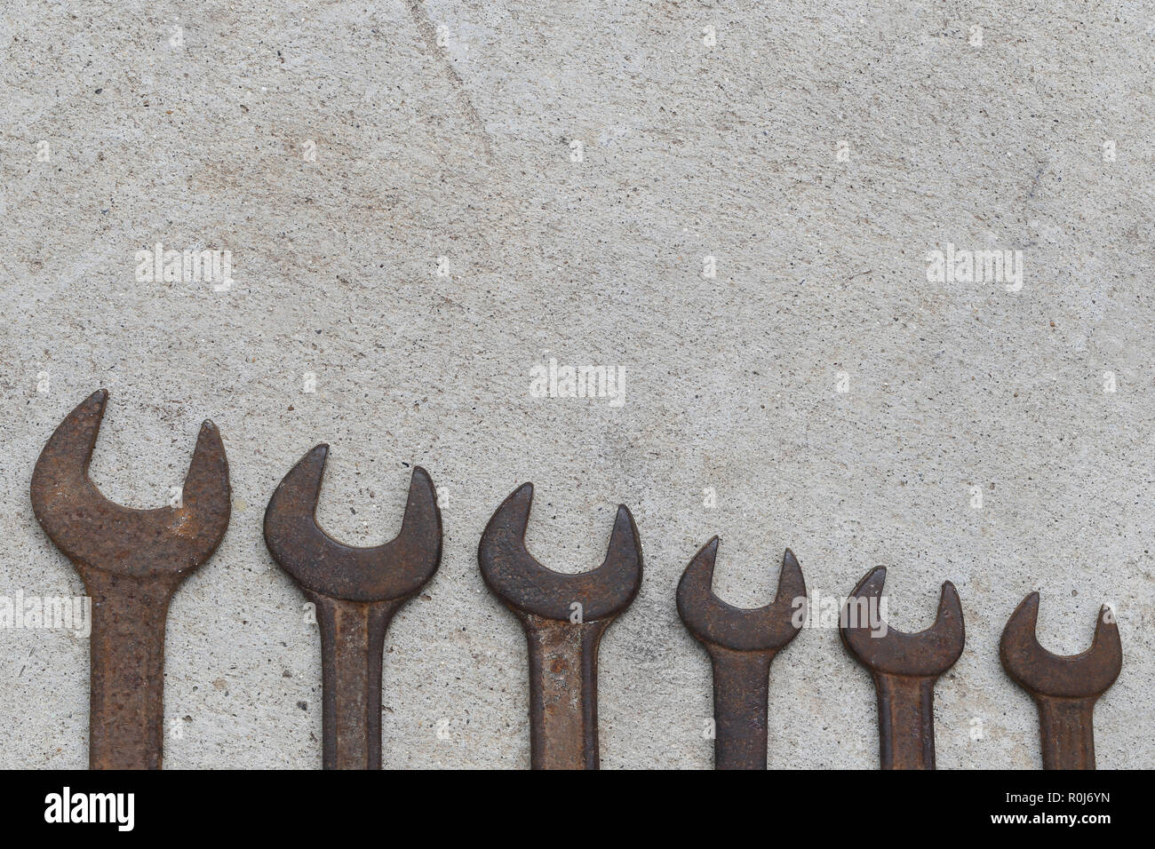Herramientas llave antigua con la oxidación colocado sobre el piso de  hormigón antecedentes y tener espacio para copiar el diseño en su concepto  del día del trabajo Fotografía de stock - Alamy