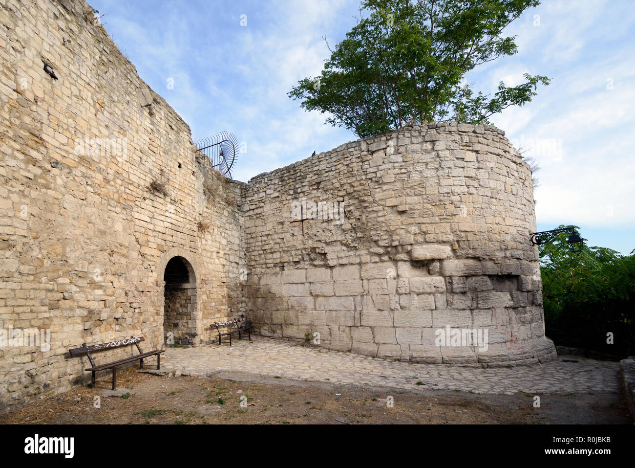 Muralla romana de antigüedades o Murallas y Puerta de la ciudad de Arles Provence Francia Foto de stock