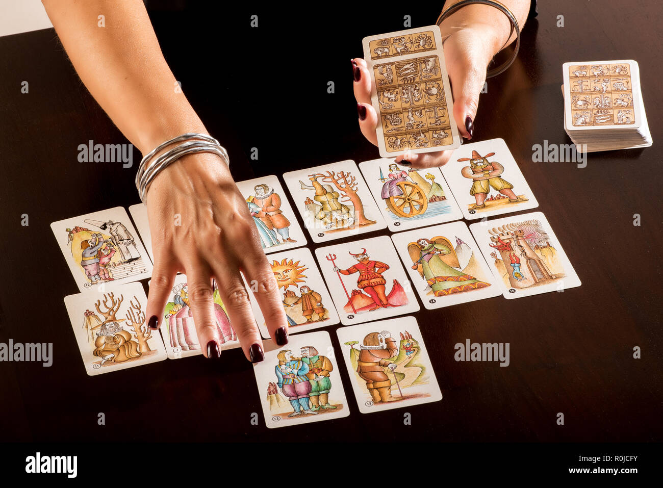 Fortune teller cards fotografías e imágenes de alta resolución - Alamy