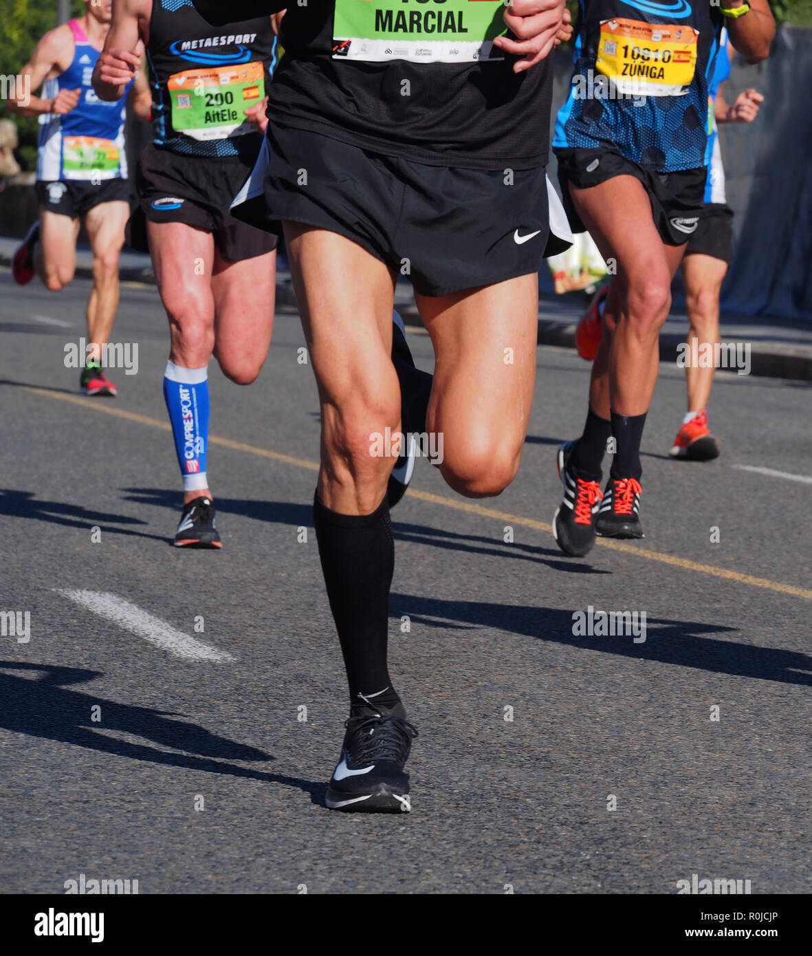 Valencia, España - 28 de octubre de 2018. Muchas personas se ejecutan en el  maratón. Maratón, gente piernas en City Road Fotografía de stock - Alamy