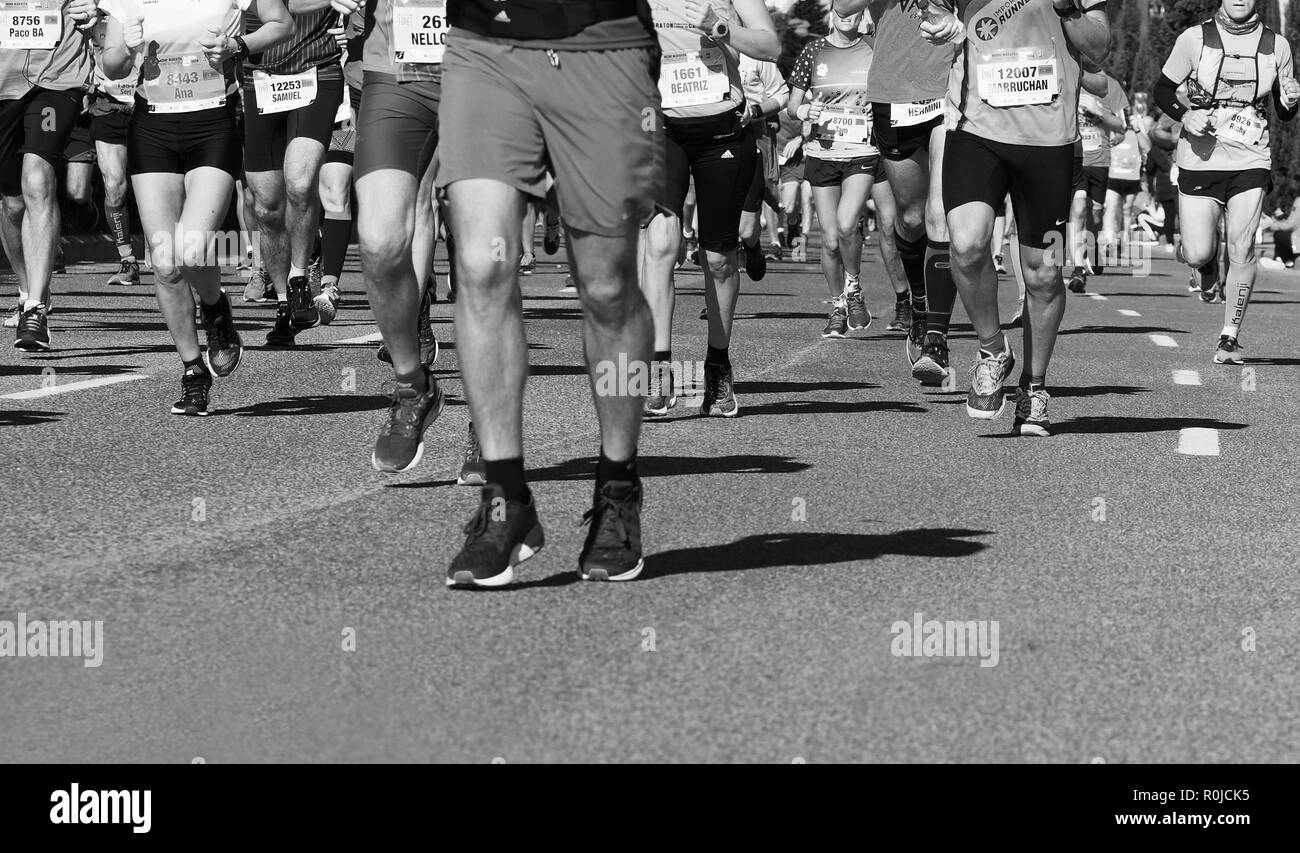 Valencia, España - 28 de octubre de 2018. Muchas personas se ejecutan en el  maratón. Maratón, gente piernas en City Road Fotografía de stock - Alamy
