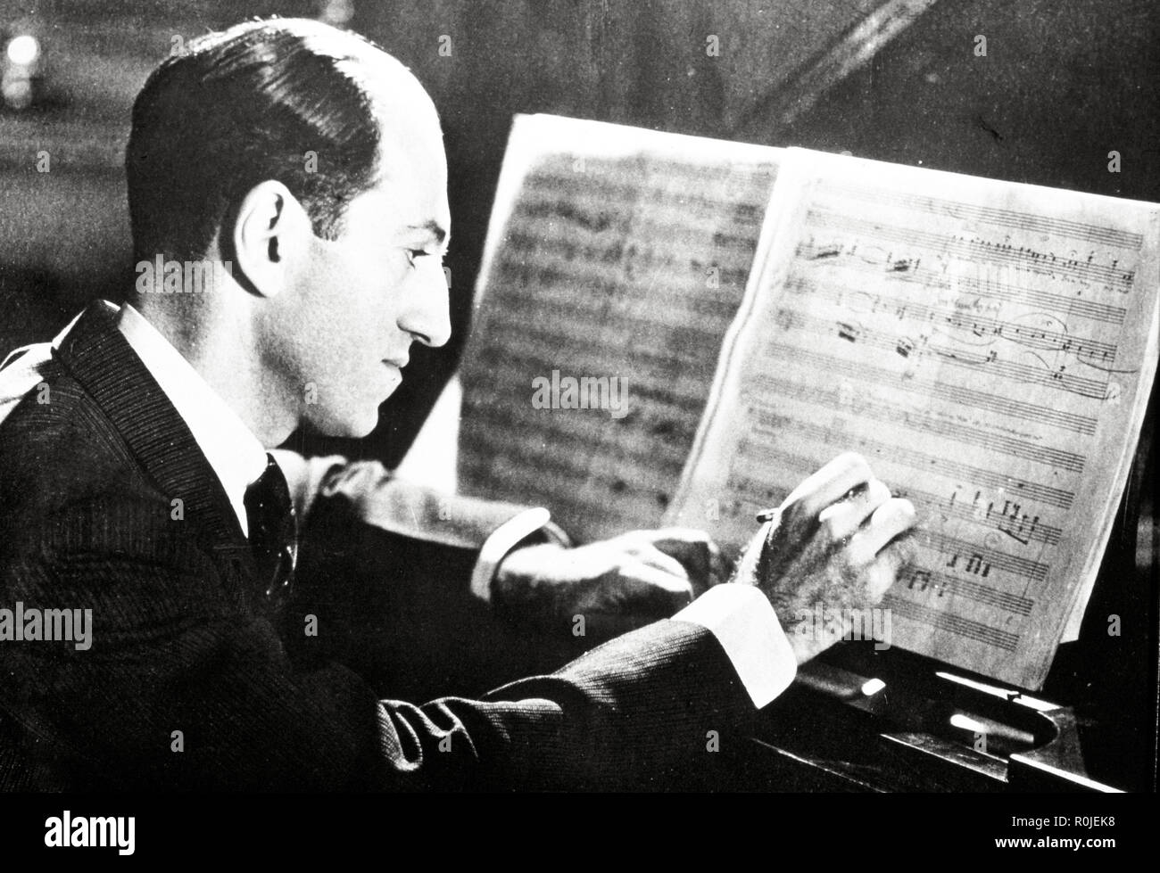 George Geshwin componiendo en el piano, 1936. Foto de stock