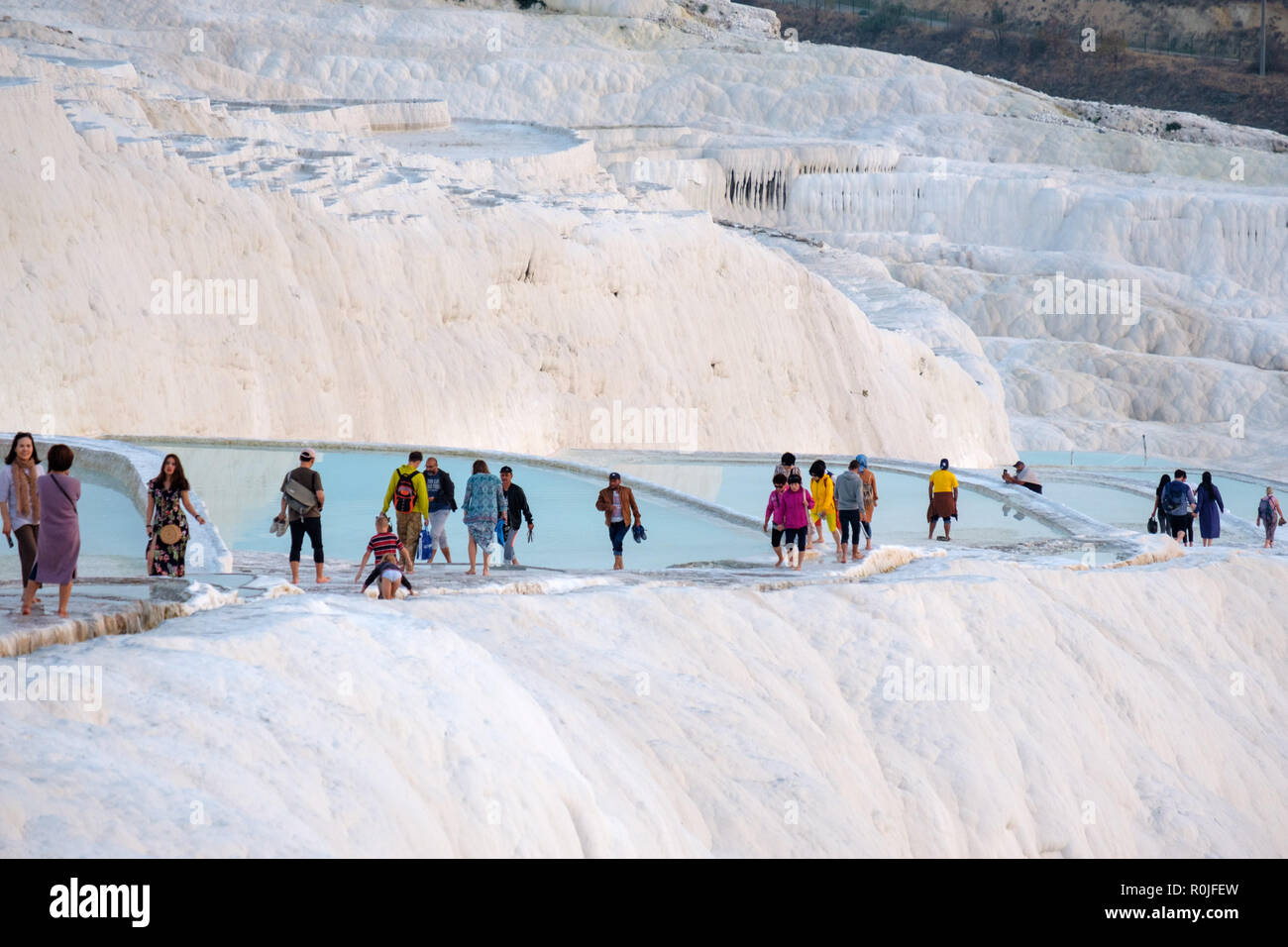 Los turistas que caminan en el travertino Pamukkale las piscinas minerales, Antalya, Turquía Foto de stock
