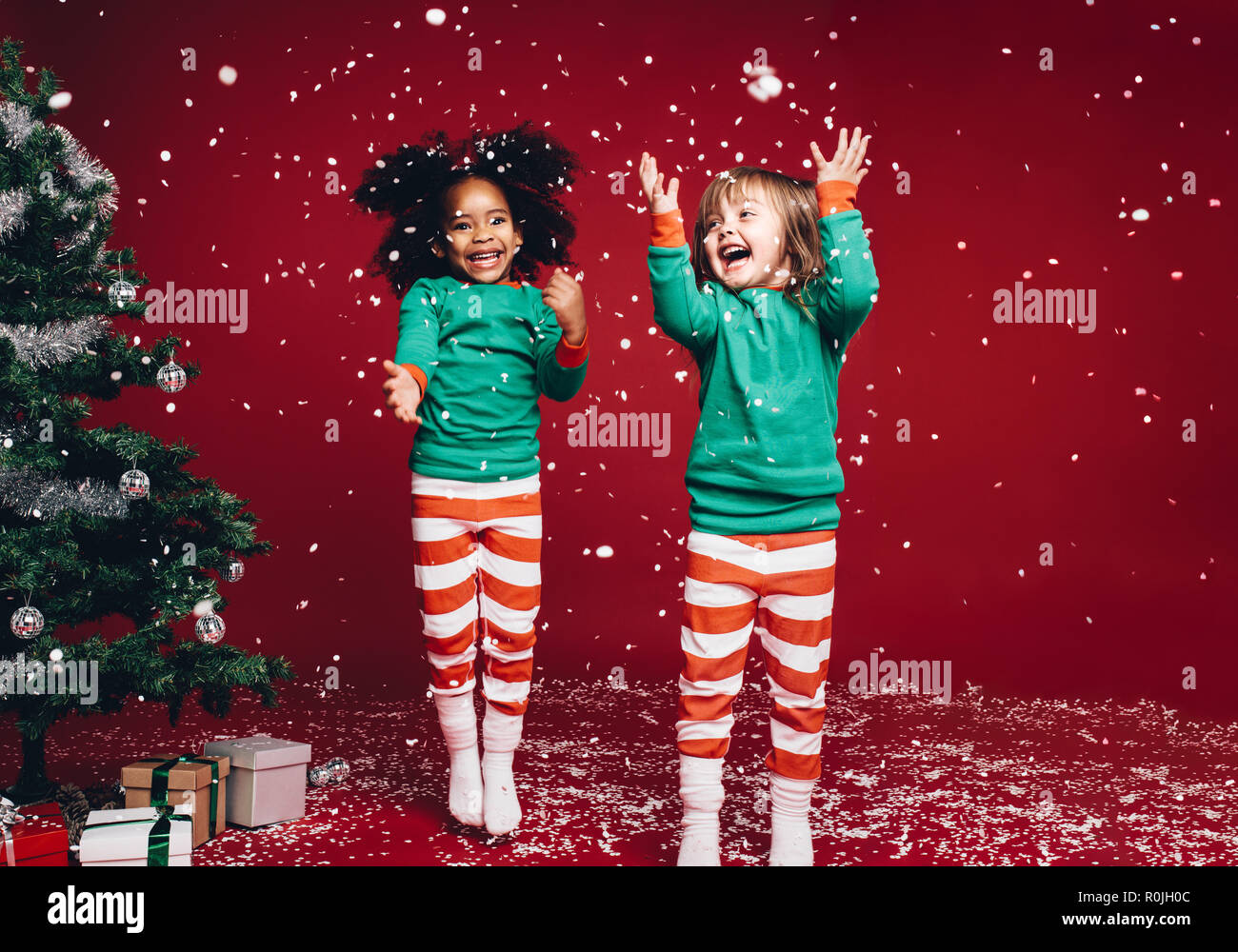 árbol de navidad para niños fotografías e imágenes de alta resolución -  Alamy