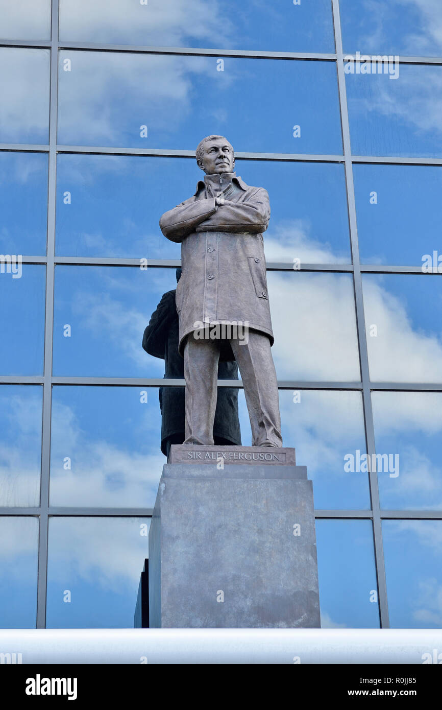 Sir Alex Ferguson estatua fuera de Old Trafford, hogar del club de fútbol Manchester United, Inglaterra, Reino Unido Foto de stock