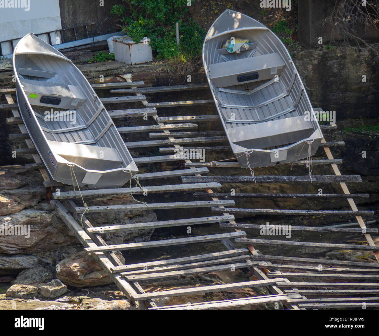 Botes de aluminio sobre bastidor de madera rampa en Gordon Bay Sydney, NSW, Australia. Foto de stock