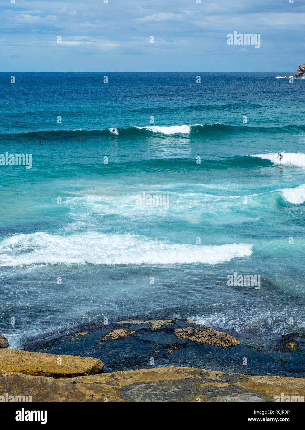 Surfer coger una ola en Bronte Beach Sydney, NSW, Australia. Foto de stock