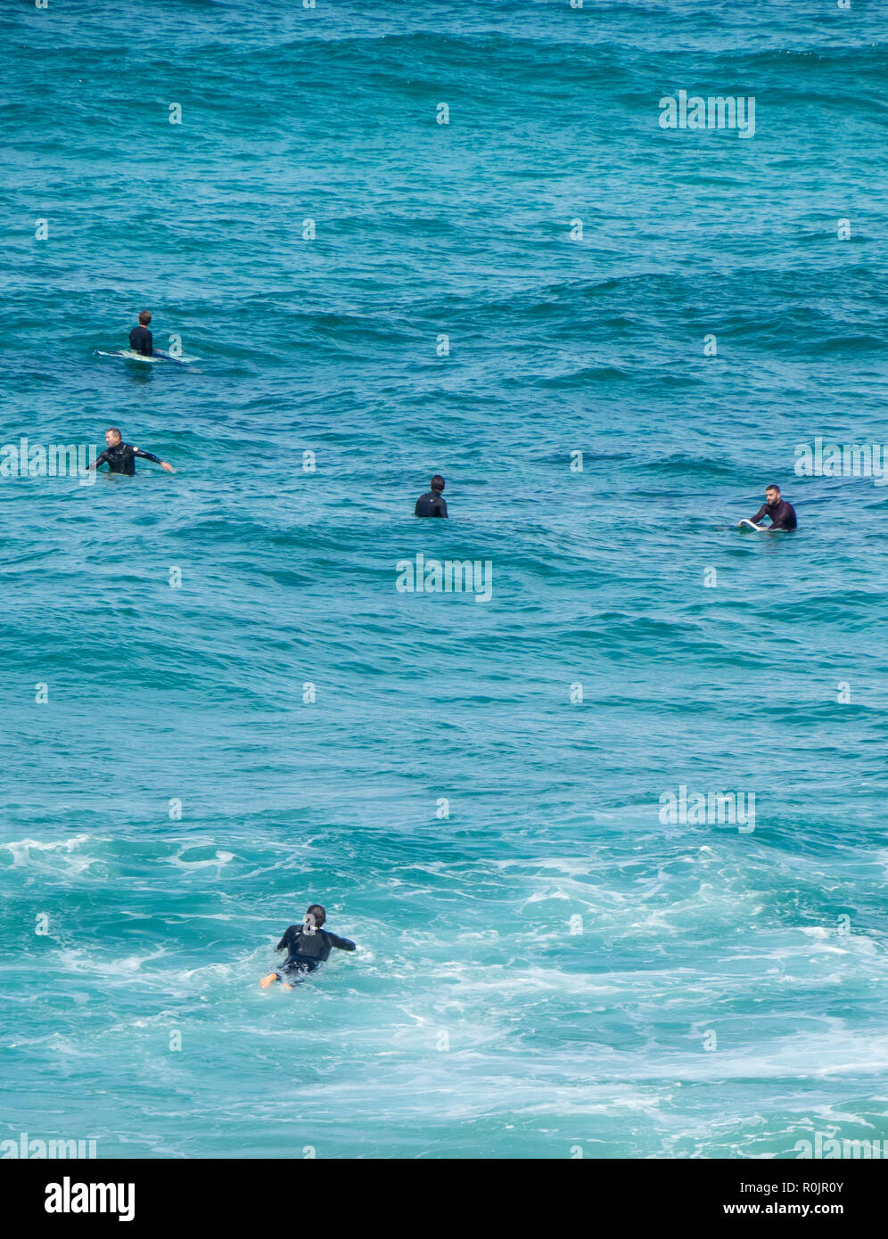 Los surfistas coger una ola en Bronte Beach Sydney, NSW, Australia. Foto de stock