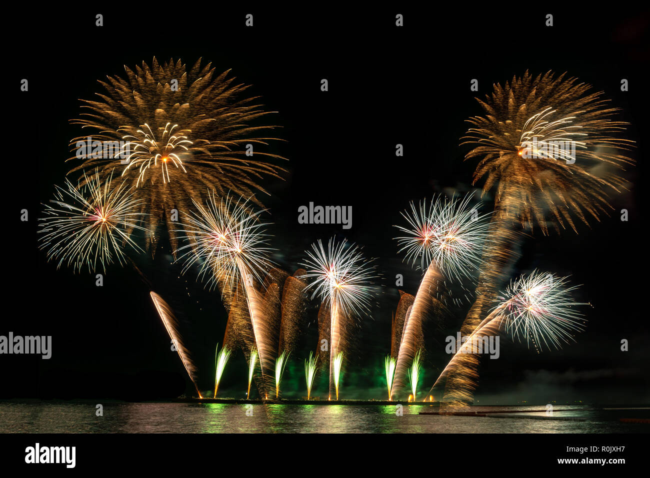 Castillo de fuegos artificiales, la fiesta de Año Nuevo con fuegos artificiales multicolores Foto de stock