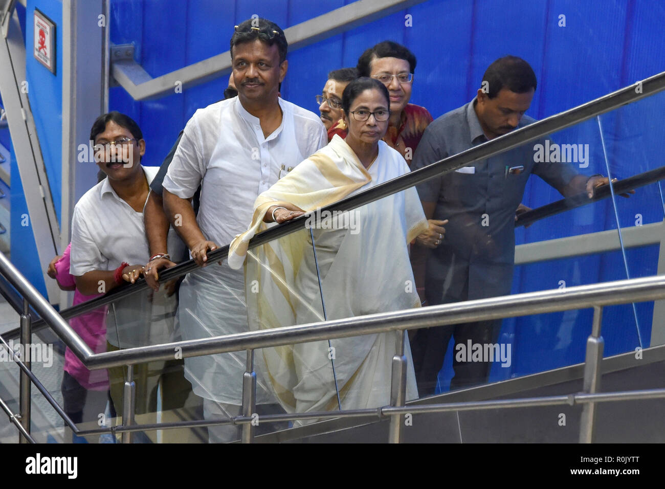 En Kolkata, India. El 05 Nov, 2018. Ministro Principal de Bengala Occidental Mamata Banerjee (delante) inauguró en Dakshineswar Dakshineswar skywalk. La pasarela es de 380 metros de largo y 10.5 metros de ancho a la estación de tren de Dakshineswar unirse al templo de Dakshineswar. Crédito: Paul Saikat/Pacific Press/Alamy Live News Foto de stock