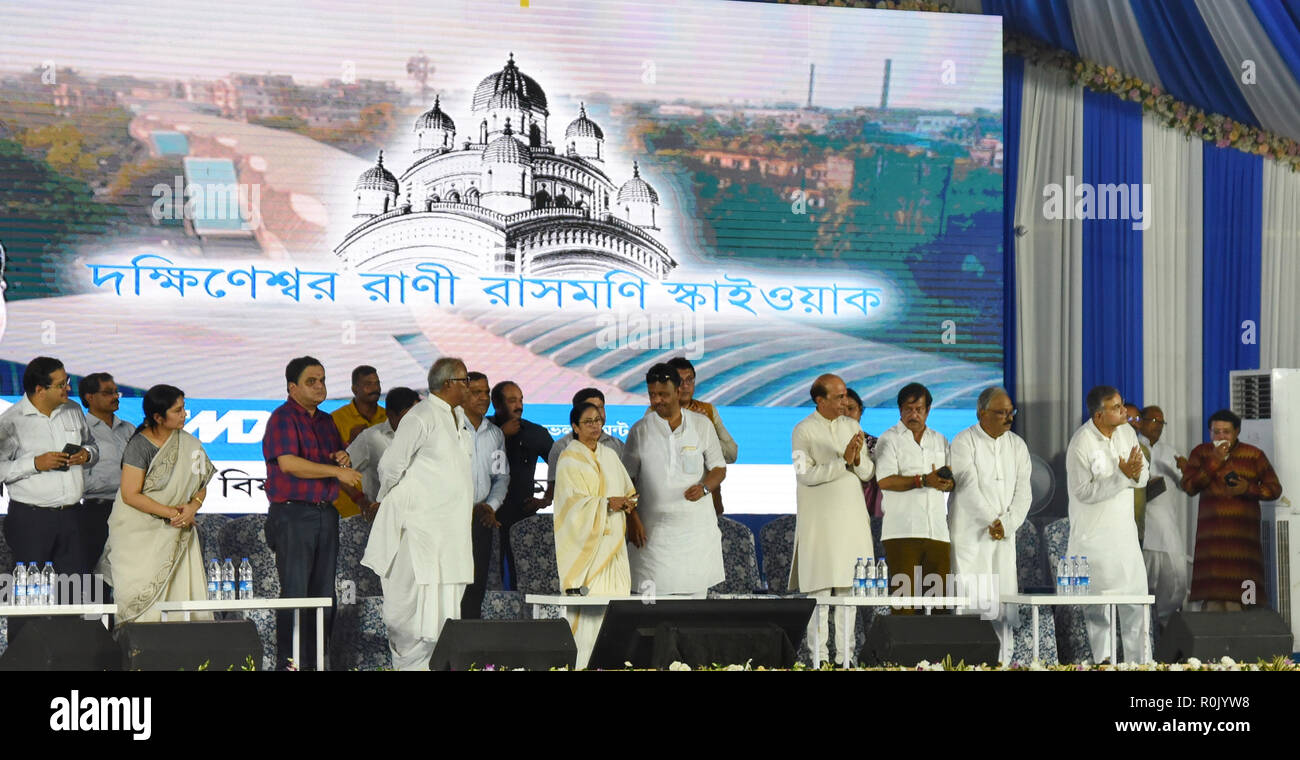 En Kolkata, India. El 05 Nov, 2018. Ministro Principal de Bengala Occidental Mamata Banerjee (en el centro) inauguró en Dakshineswar Dakshineswar skywalk. La pasarela es de 380 metros de largo y 10.5 metros de ancho a la estación de tren de Dakshineswar unirse al templo de Dakshineswar. Crédito: Paul Saikat/Pacific Press/Alamy Live News Foto de stock