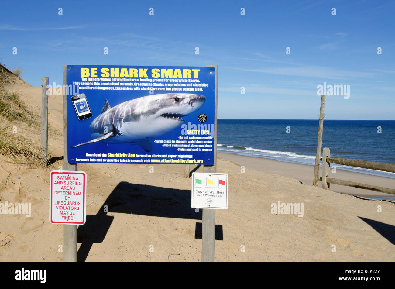 Señales de advertencia de tiburones en Cape Cod National Seashore Cahoon Hollow Beach en Wellfleet publicado después de ataques de tiburón blanco Foto de stock