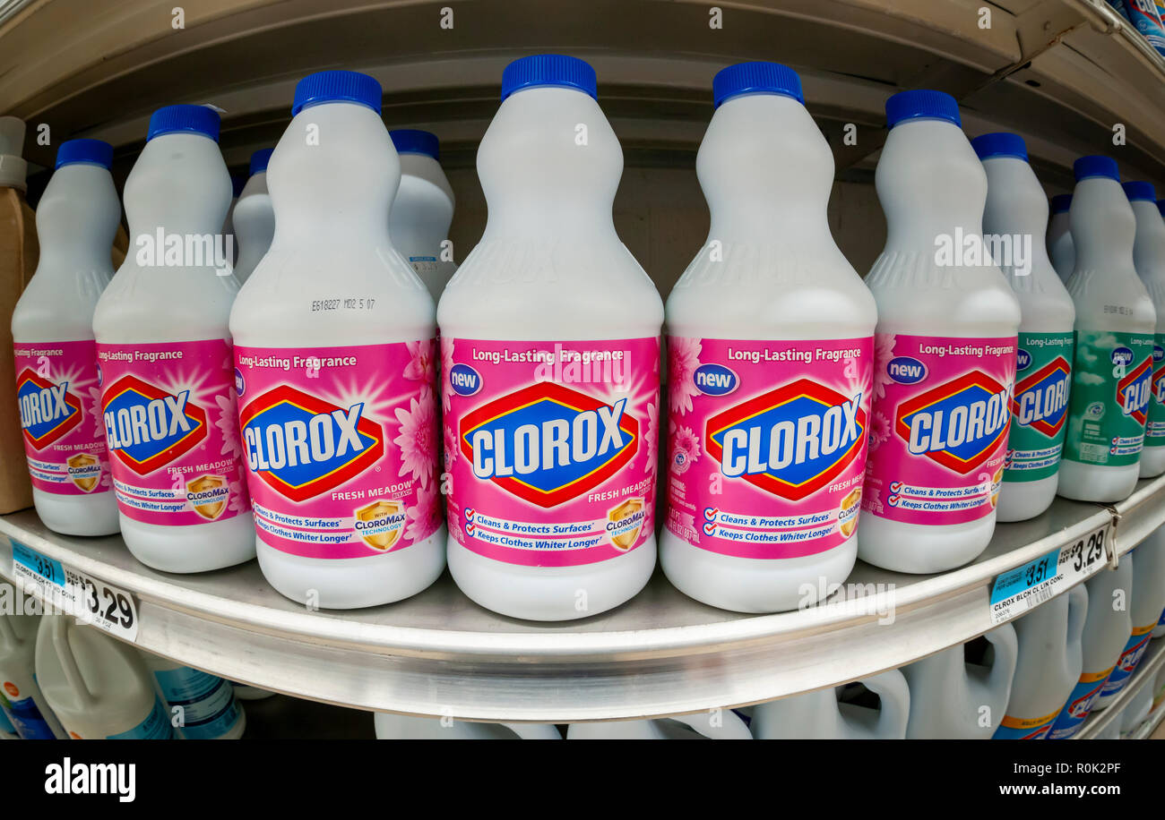 Botellas de cloro en los estantes de los supermercados en Nueva York el  martes, 30 de octubre de 2018. (© Richard B. Levine Fotografía de stock -  Alamy