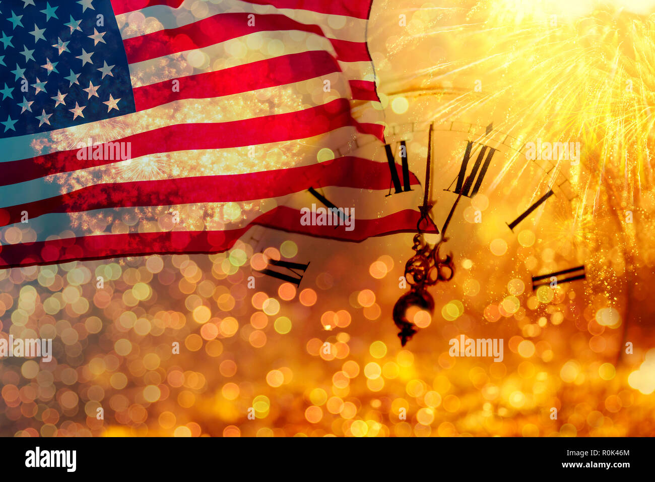 Celebrando el Día de la independencia. Estados Unidos de América ESTADOS UNIDOS bandera con fondo de fuegos artificiales para el 4º de julio Foto de stock
