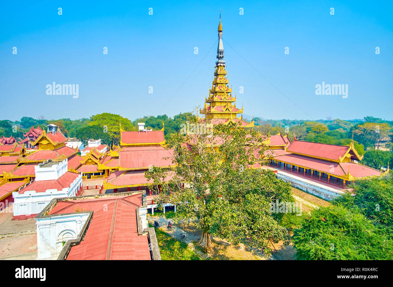 La aguja dorada torre es el más alto y el más impresionante edificio del complejo del Palacio de Mandalay, Myanmar Foto de stock