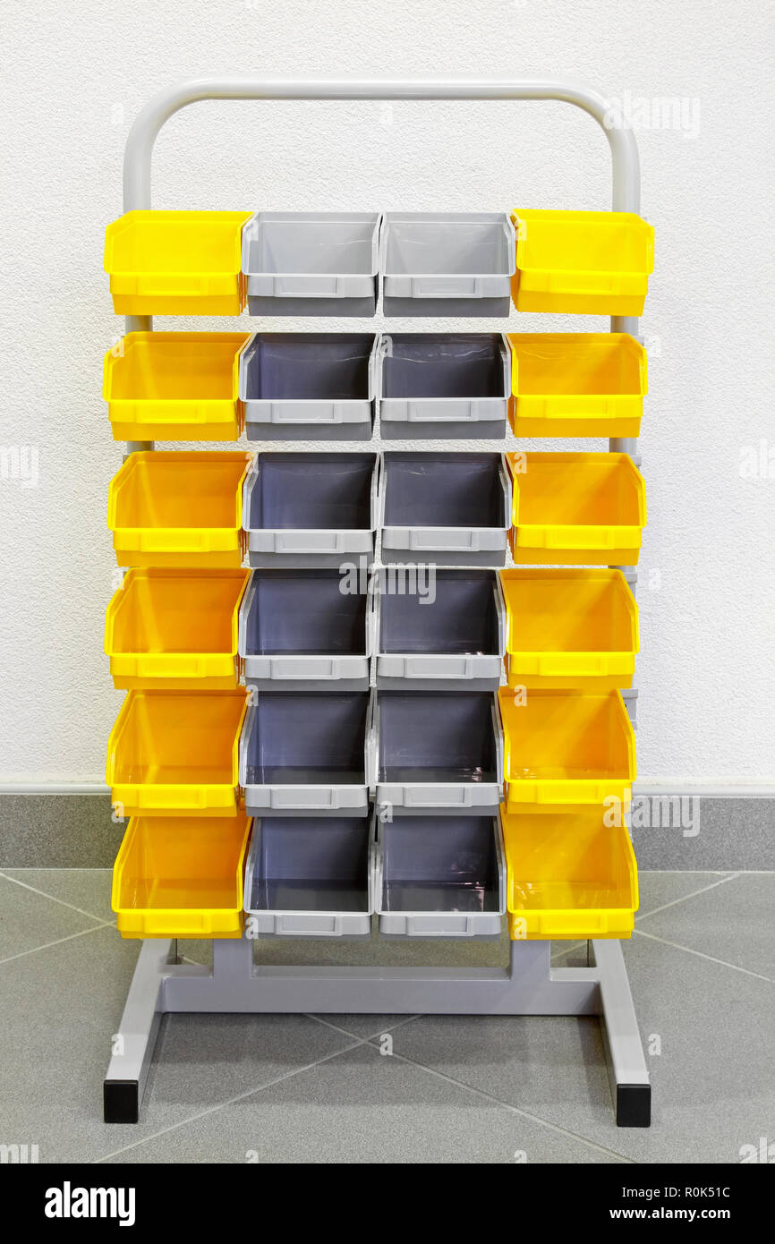 Brillante suéter República Rack con cajas de plástico para almacenamiento de piezas Fotografía de  stock - Alamy