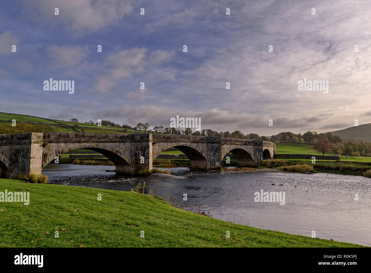 Puente sobre el río Wharfe en Burnsall en Yorkshire Dales Foto de stock