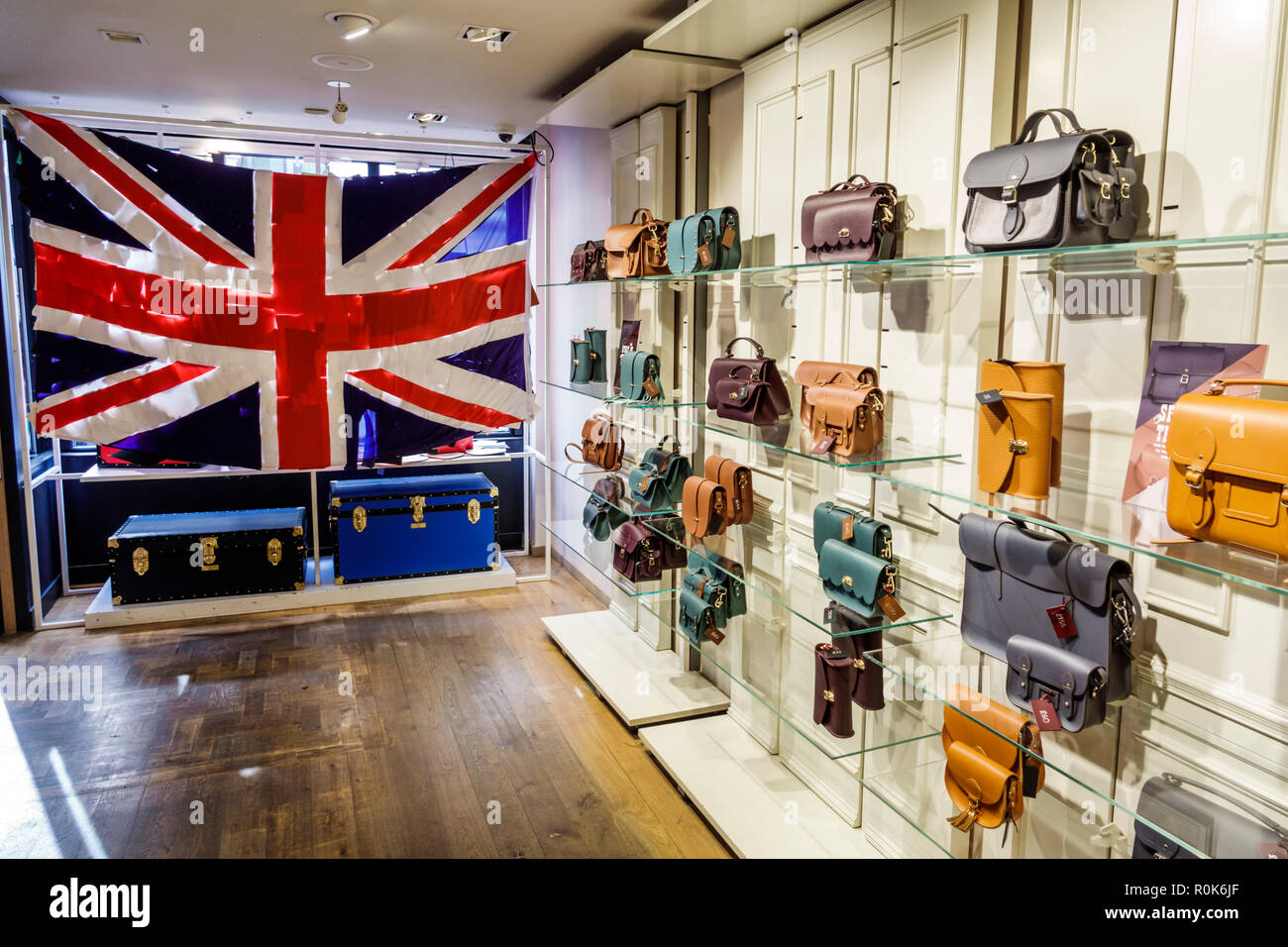 Londres Inglaterra, Reino Unido, Gran Bretaña, Covent Garden Market,  mercado, tiendas, restaurantes, entretenimiento, The Cambridge Satchel  Company, tiendas Fotografía de stock - Alamy