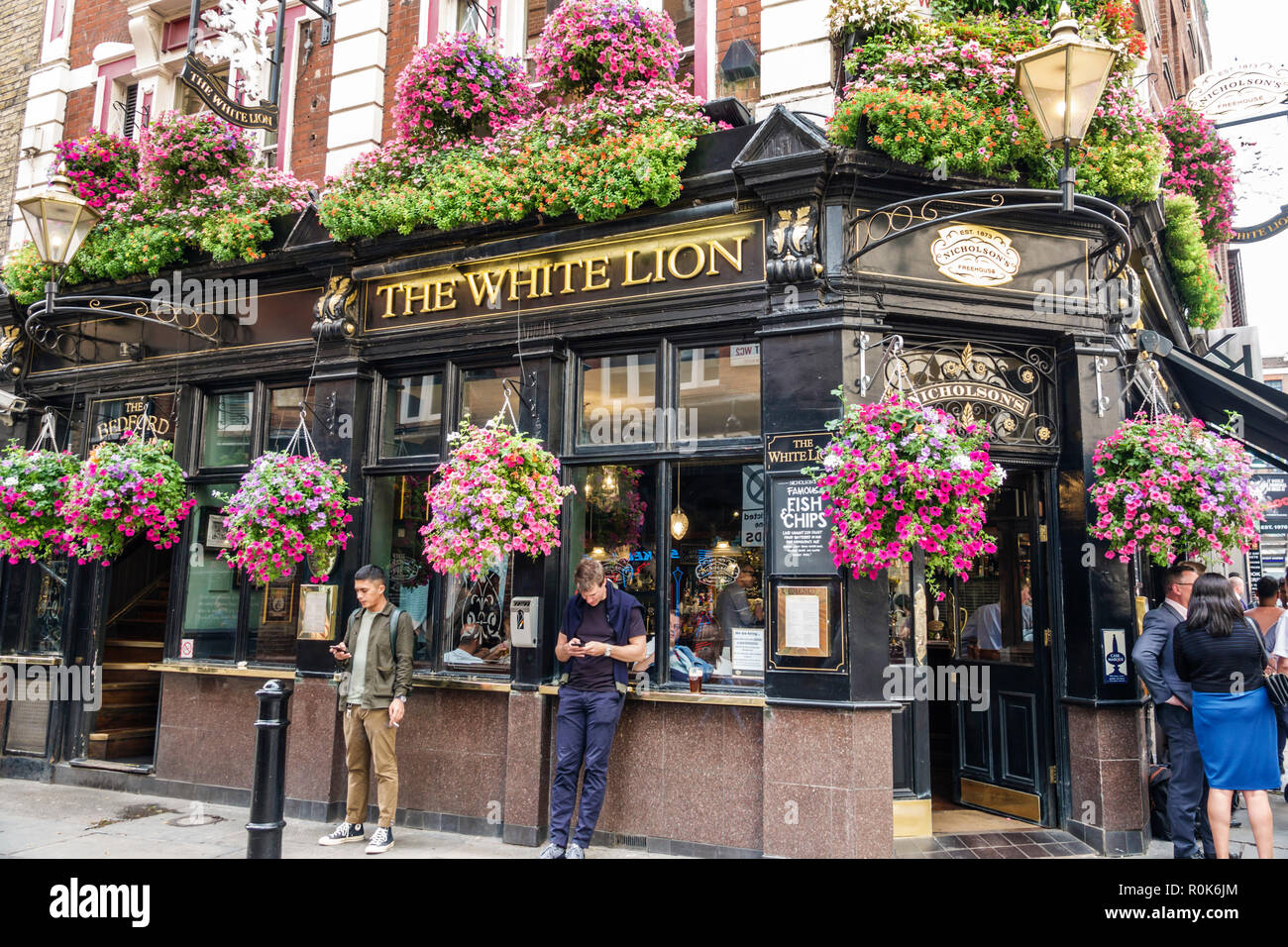 Londres Inglaterra, Reino Unido, Covent Garden, White Lion, bar tradicional pub de la casa pública, exterior, macetas de flores, hombre hombres hombres, restaurante restaurantes de comida Foto de stock