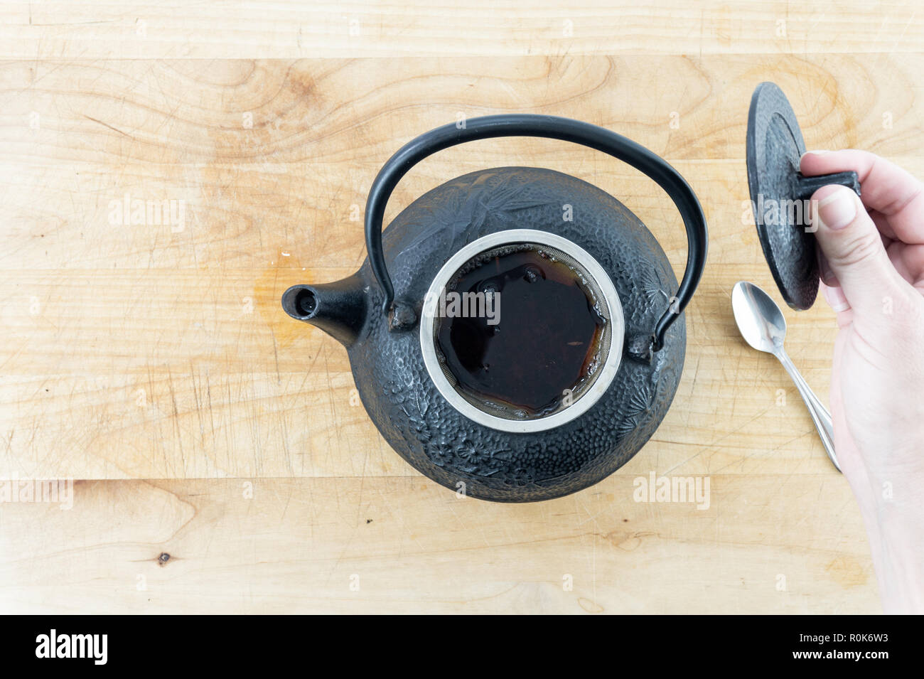 Tetera Turca Negra De Hierro Fundido En Primer Plano Sobre La Mesa Foto de  stock y más banco de imágenes de 20-24 años - iStock