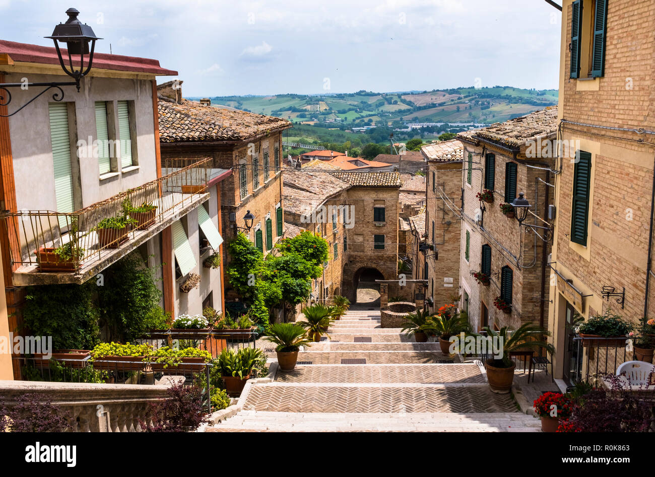 Las escenas y detalles de la encantadora aldea italiana de Corinaldo, en la región de Marche de Italia Foto de stock