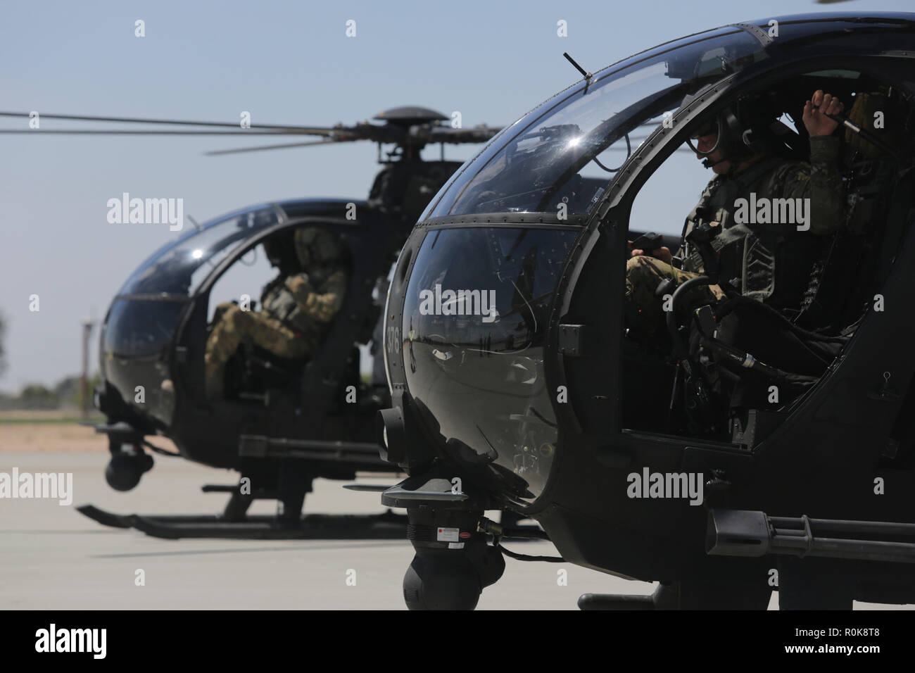 Soldados del ejército de EE.UU. Preparar un A/MH-6X Misión helicópteros Little Bird mejorada. Foto de stock