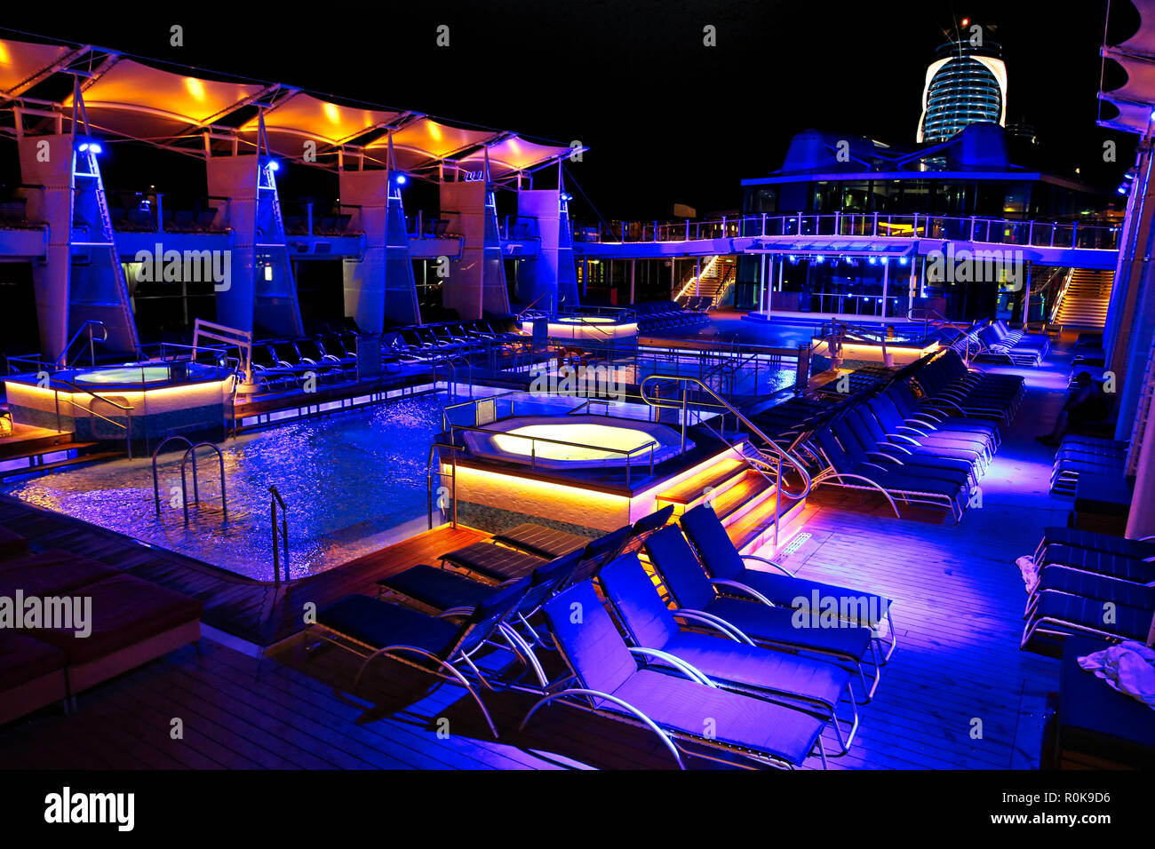 Nassau, Bahamas, 2 de octubre, 2017: piscina de cruceros por la noche, en el piso superior con vistas panorámicas Foto de stock