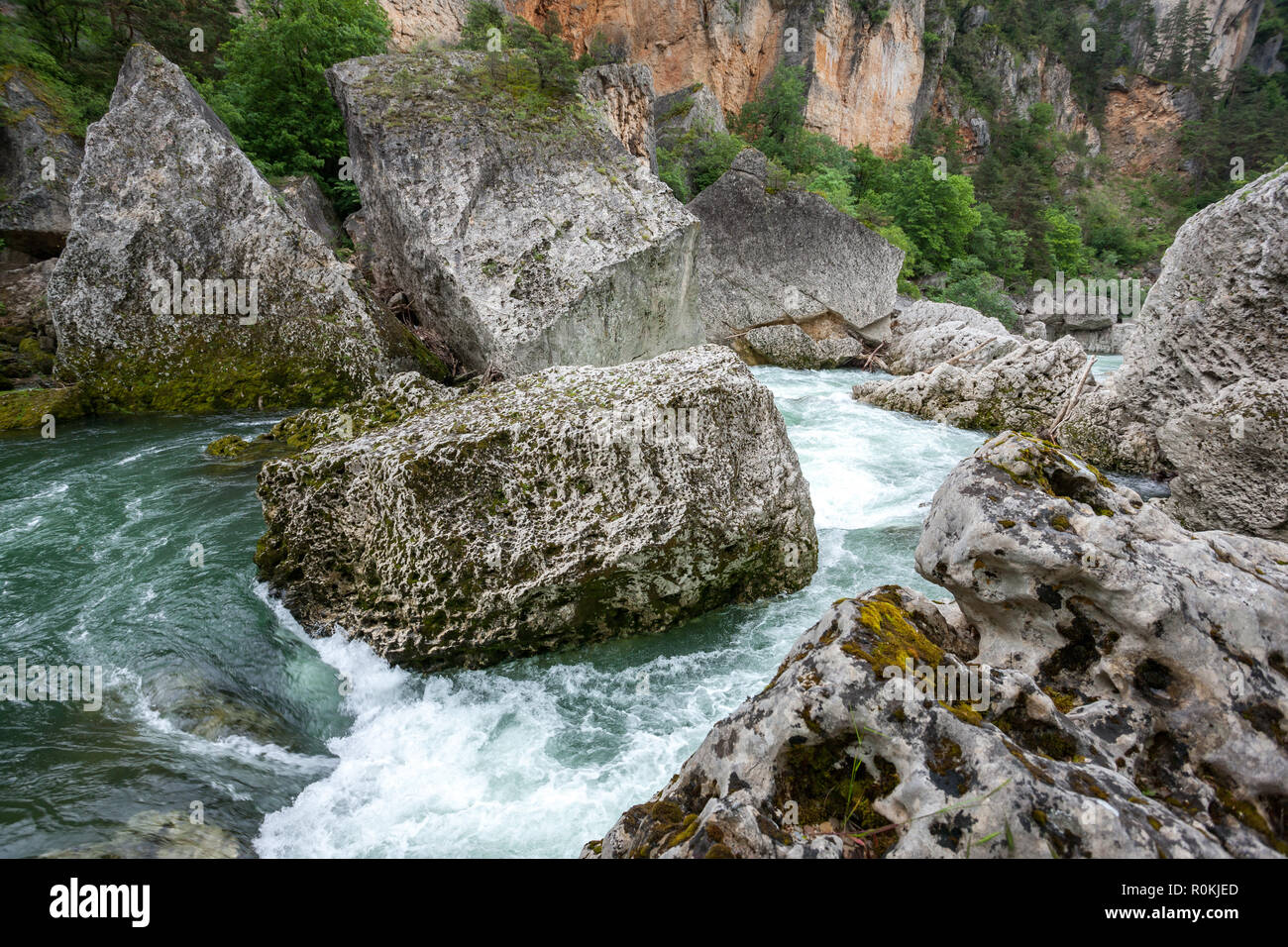 Flujo rápido del agua del río Tarn enormes rocas redondas en las Gorges du Tarn Averyron Francia Foto de stock