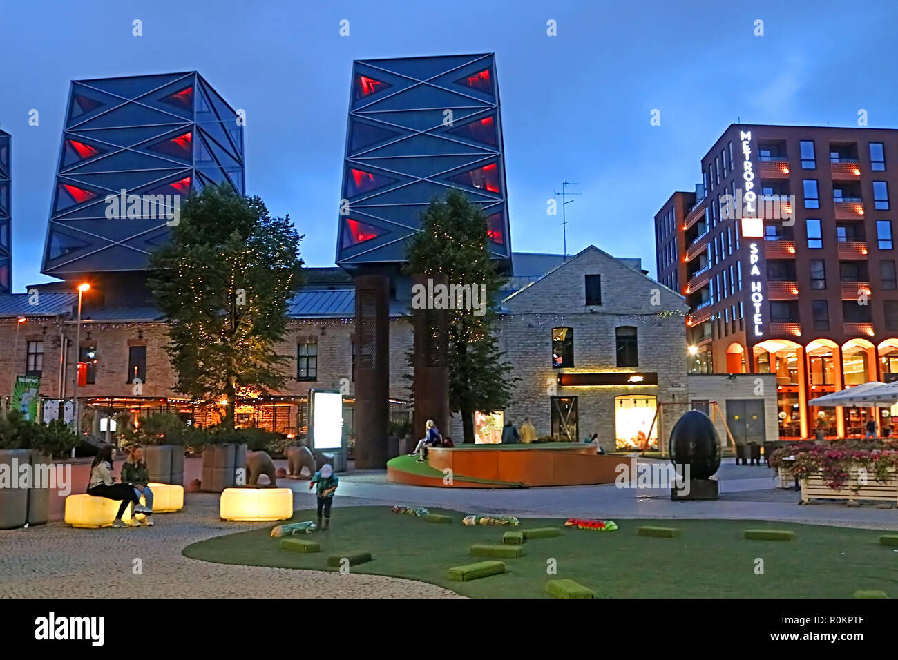 TALLINN, ESTONIA - Agosto 29, 2018: La arquitectura moderna y el hotel Metropol de Rotermann trimestre en la noche Foto de stock