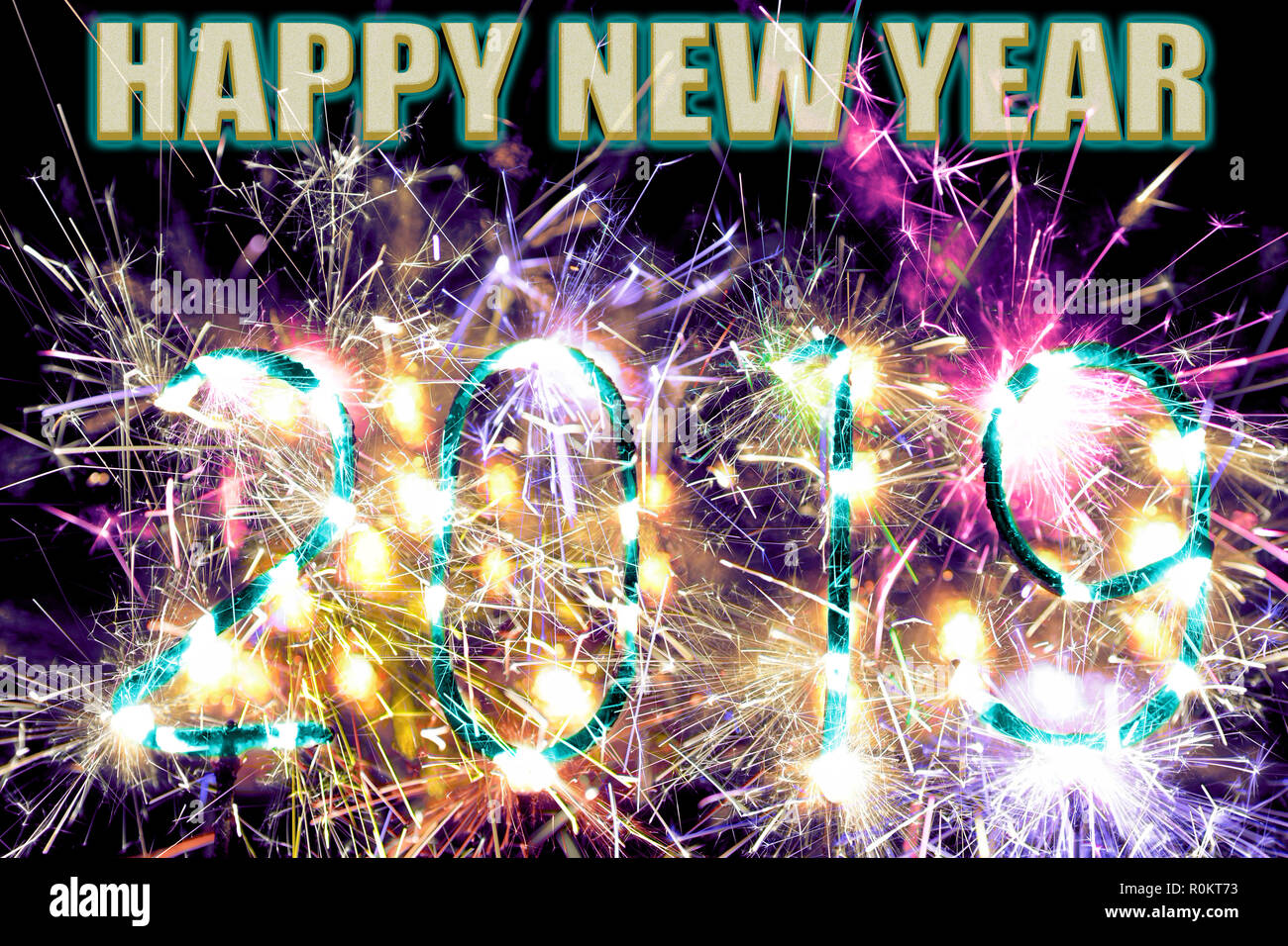 Feliz Año Nuevo 2019. Bengala fireworks número 2019 quema con el texto 'Feliz Año Nuevo'. Vibrante, colorida y llena de energía. Foto de stock