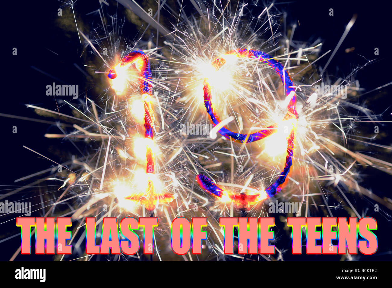 Feliz Año Nuevo 2019 humor alternativo. Bengala fireworks quema número 19 con el texto 'en el último de los adolescentes". Vibrante, colorida y llena de energía. Foto de stock
