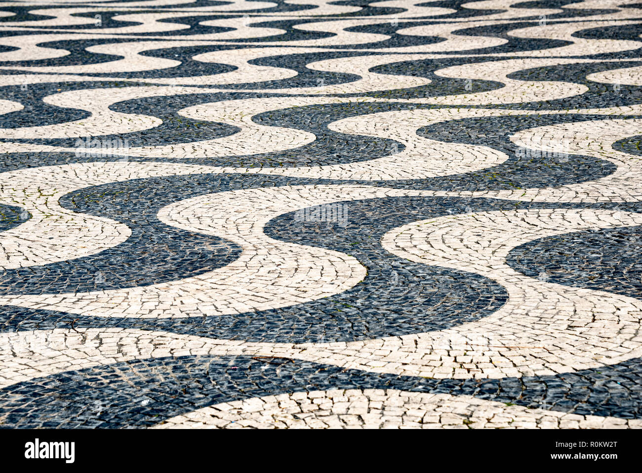 Blanco y negro yeso ondulante motif, Rossio, Praça Rossio, Lisboa, Portugal Foto de stock