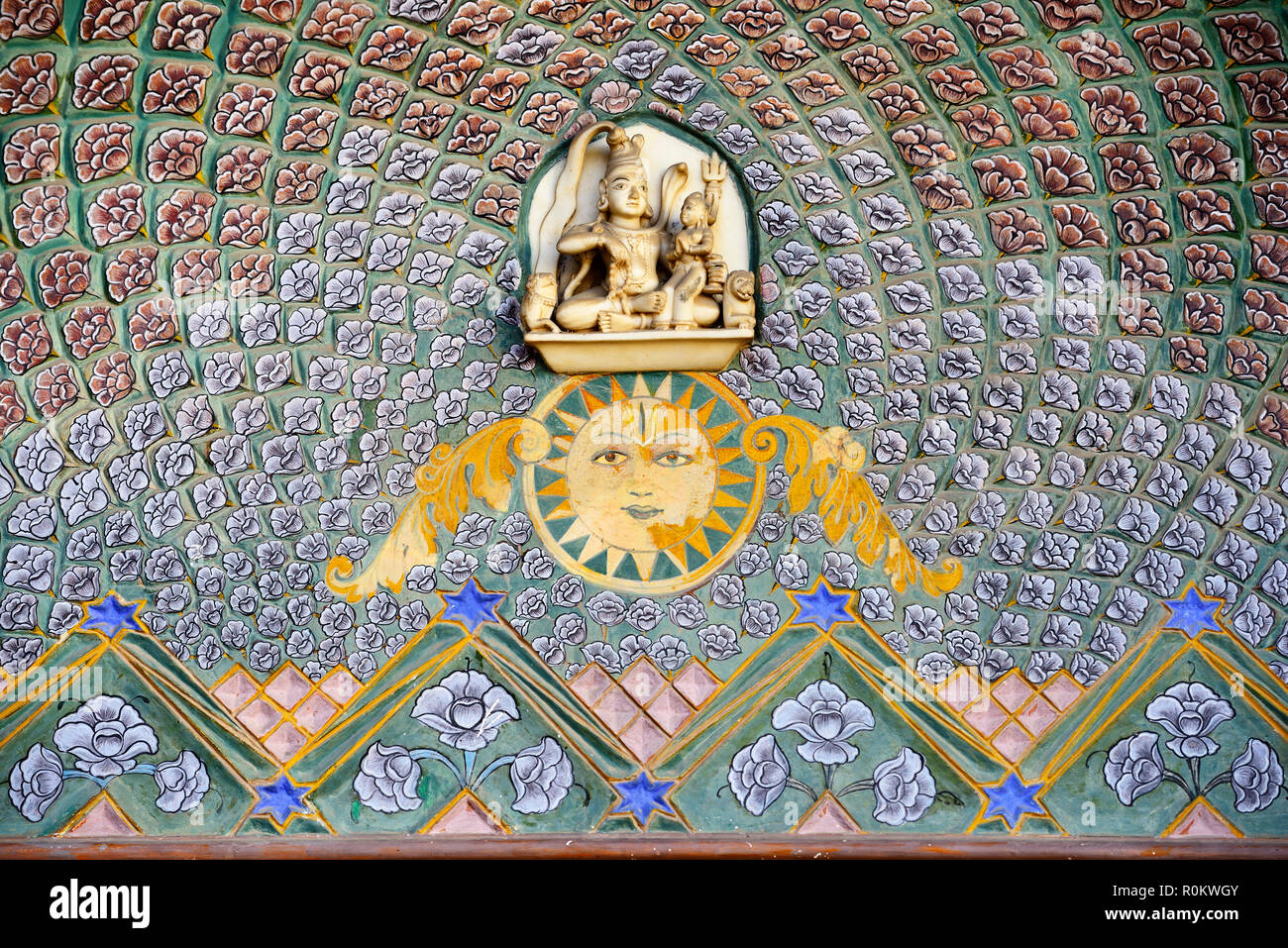 La pintura de la pared sobre la puerta de Shiva en el palacio de la ciudad, Jaipur, Rajasthan, India Foto de stock