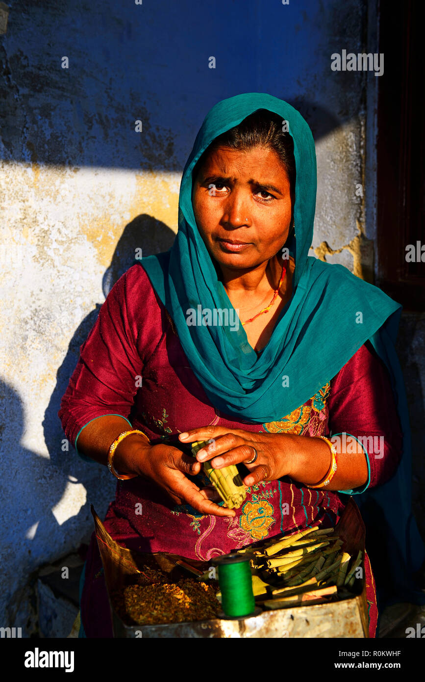 La mujer se envuelve en un paquete de cigarrillos, Barli, Rajasthan, India Foto de stock